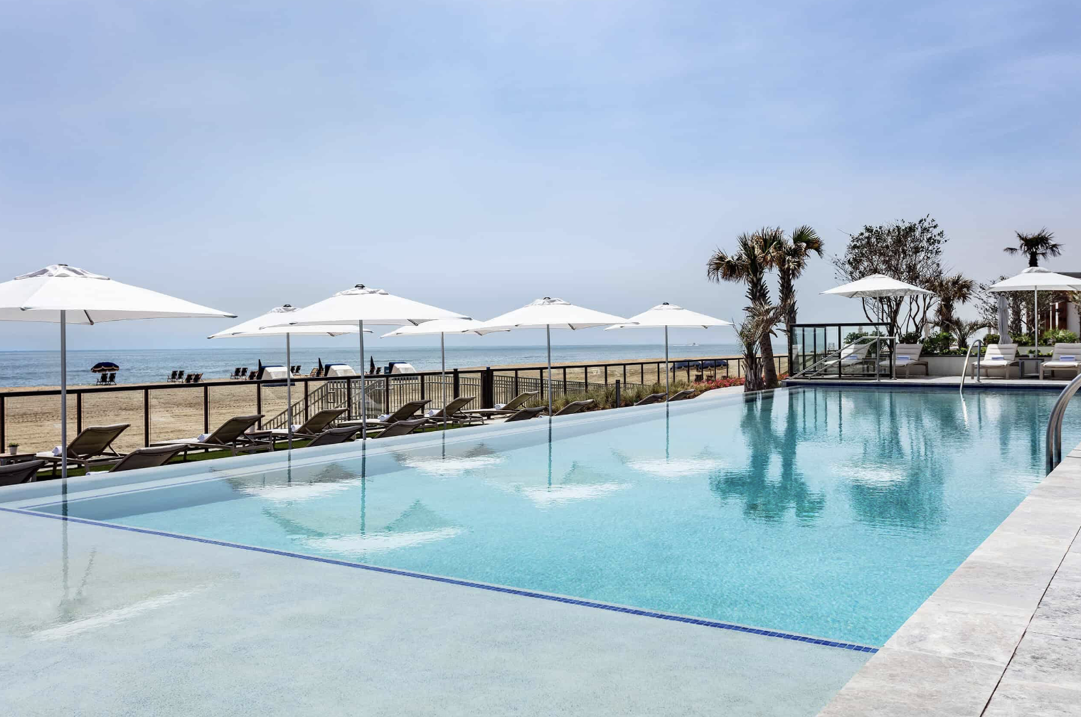 Top 10 Best Resorts in Virginia Beach for Families, Couples & Vacationers header image.