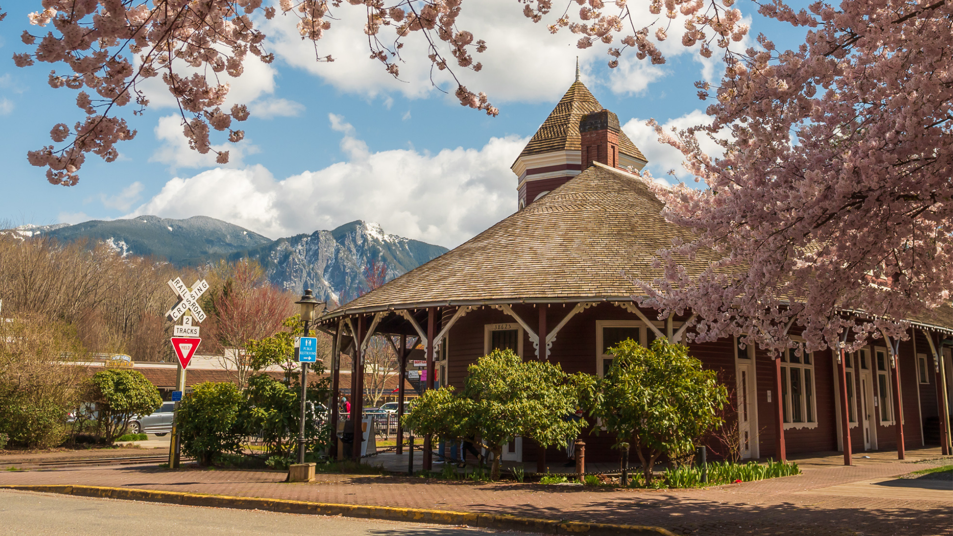 Snoqualmie Homes-Is this the best city outside of Seattle? Snoqualmie, WA life! header image.