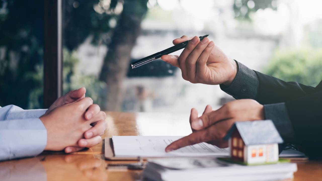 The Benefits Of Using a Real Estate Agent To Buy a Home header image.