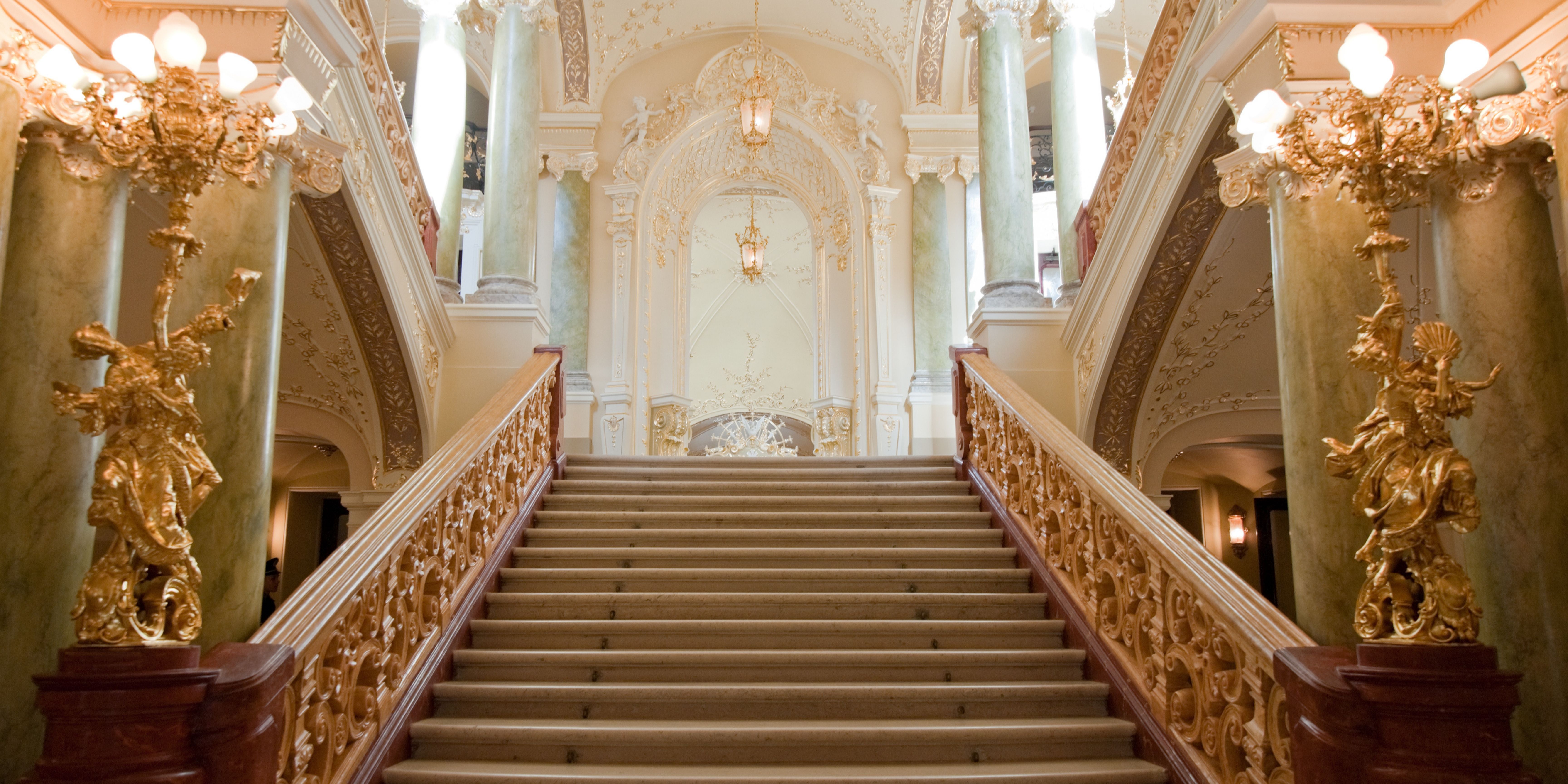 The 5 Most Expensive Homes For Sale Around the World header image.