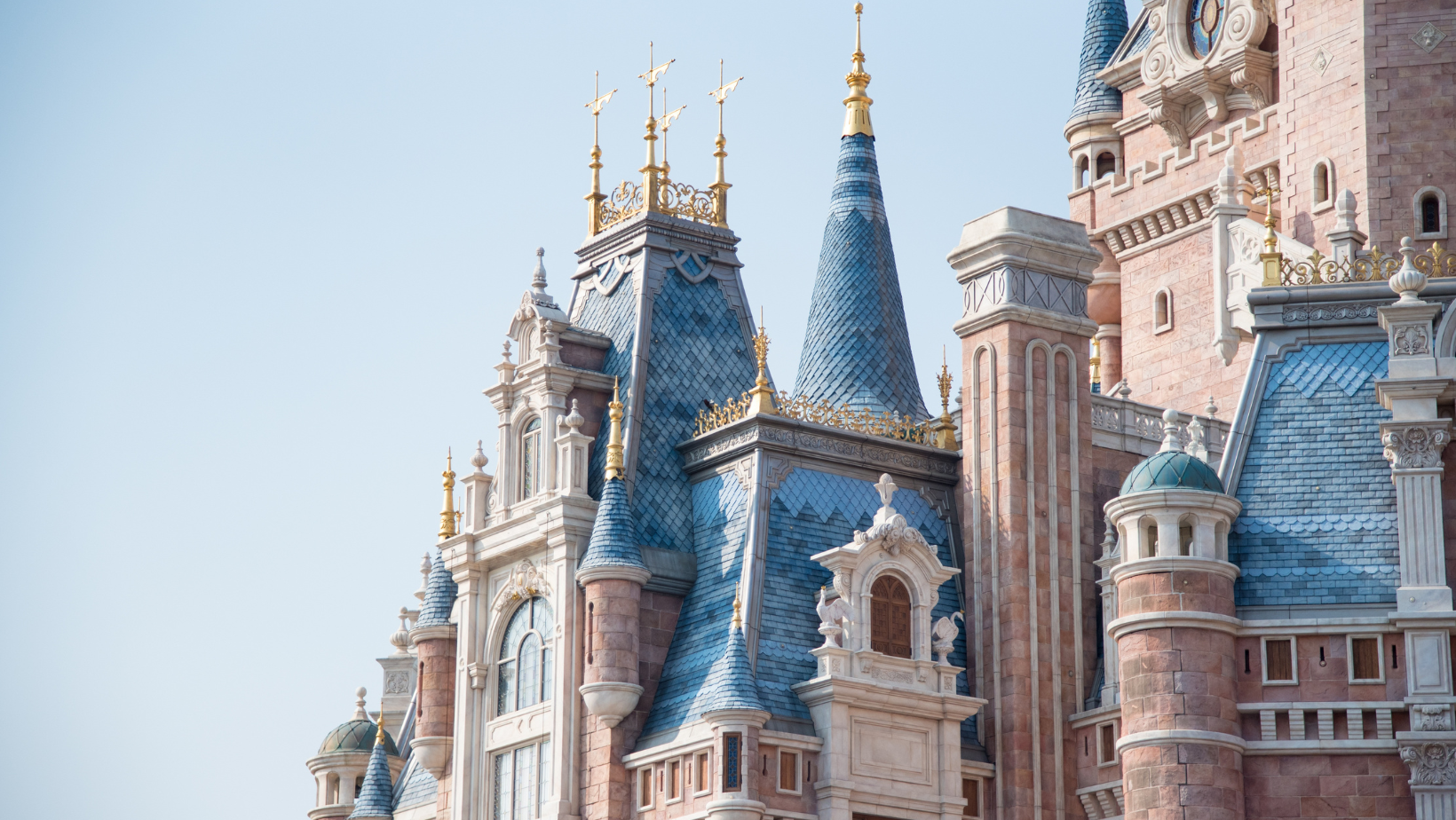 Check out this impressive Disney-themed mansion! header image.