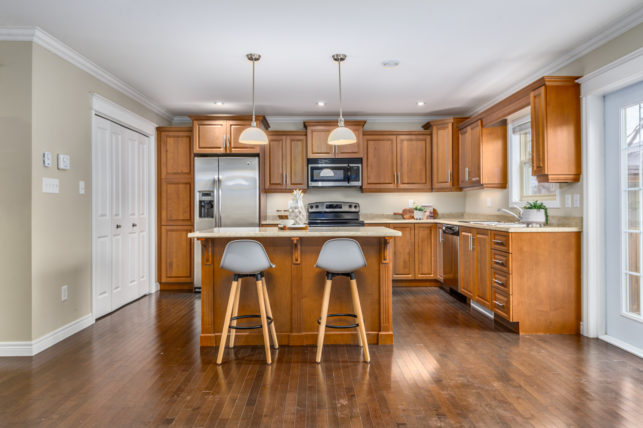 Why Working With a Full-Service Realtor is Valuable in a Seller's Market header image.