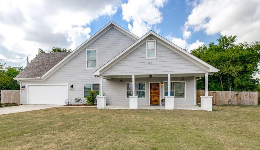 ADORABLE CRAFTSMAN STYLE IN DOWNTOWN ROYSE CITY! header image.