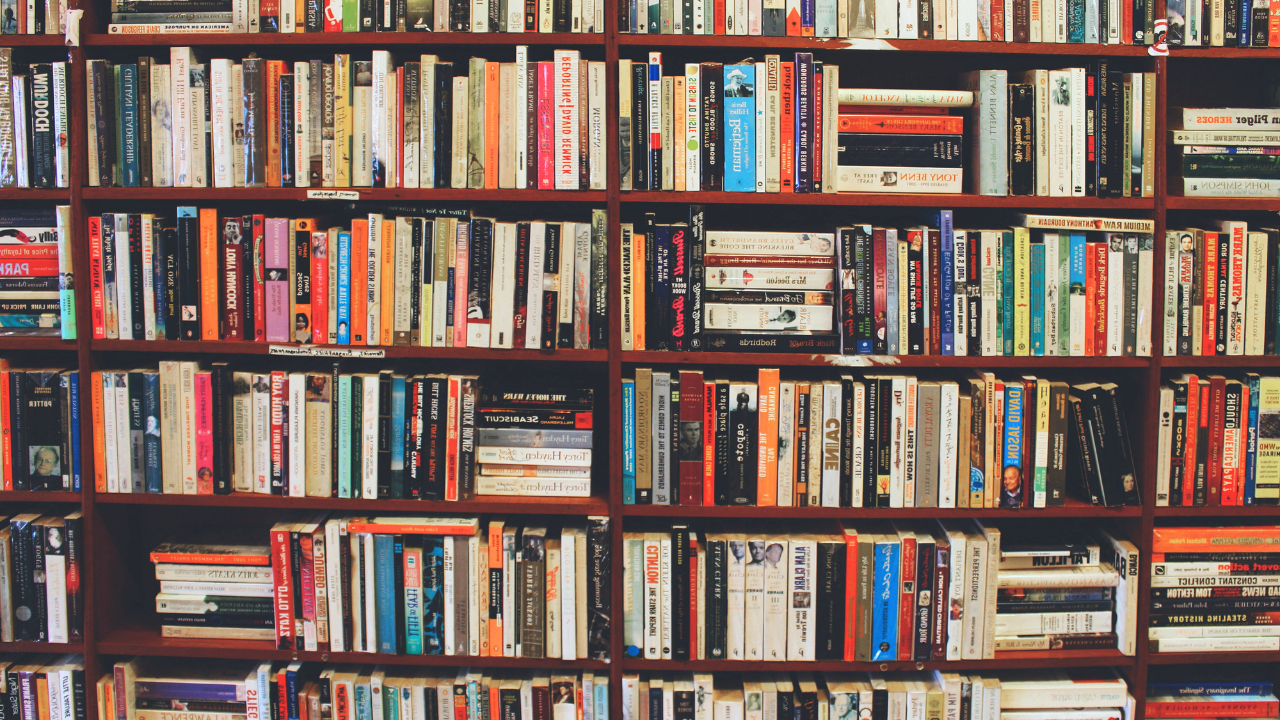 Discover Cliffhanger Used Books in Estes Park header image.