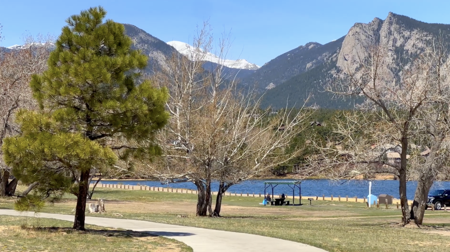 Scenic picnic spot at Lake Estes with mountain views in Estes Park, Colorado