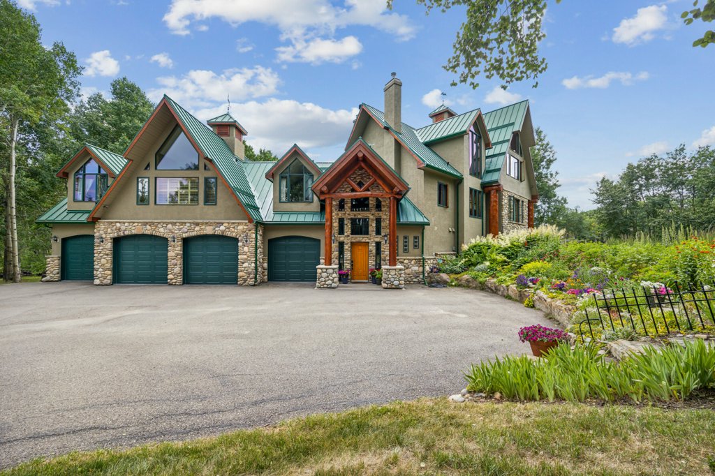 Secluded Luxury Retreat With The Best Of Both Worlds header image.