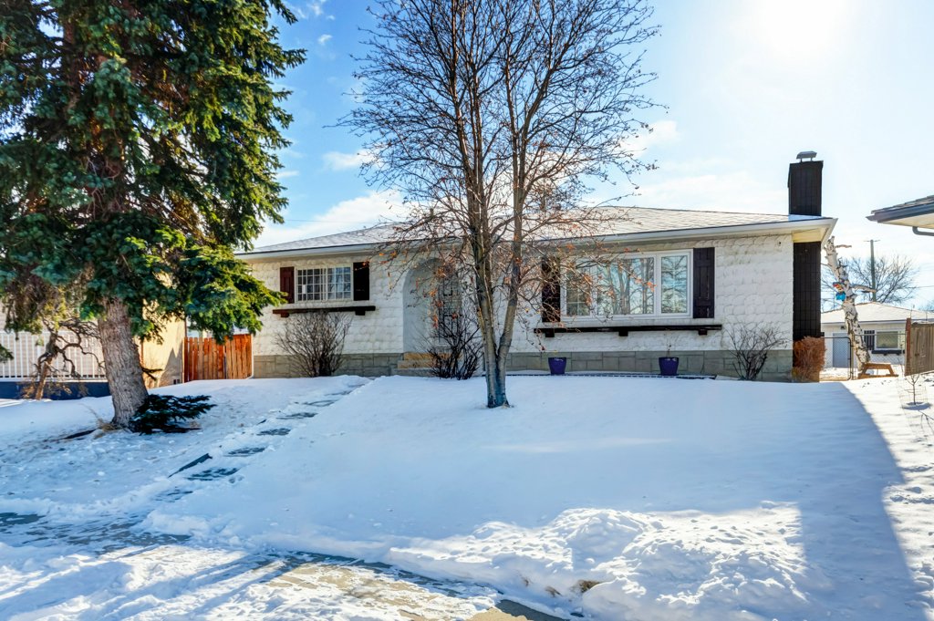 Spacious Bungalow on a Quiet Cul-De-Sac in Penbrooke Meadows header image.