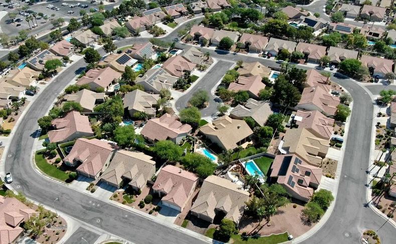 Las Vegas homes are selling fast, even as sales totals fall header image.