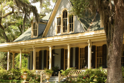 7 Most Unique Louisiana Airbnbs header image.