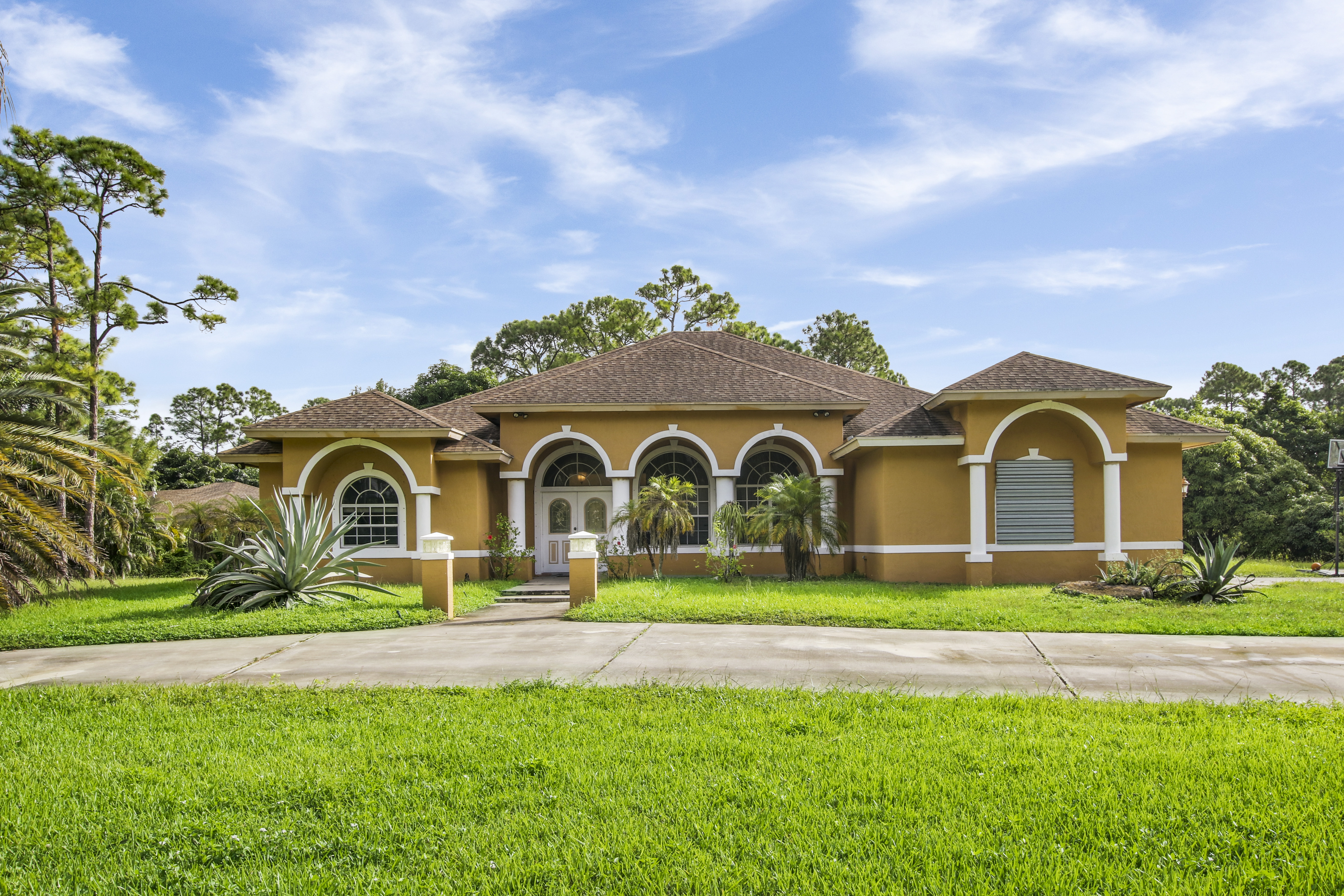 Just Listed!  A MUST SEE Home with Over 3,100 sq ft in LOX! header image.