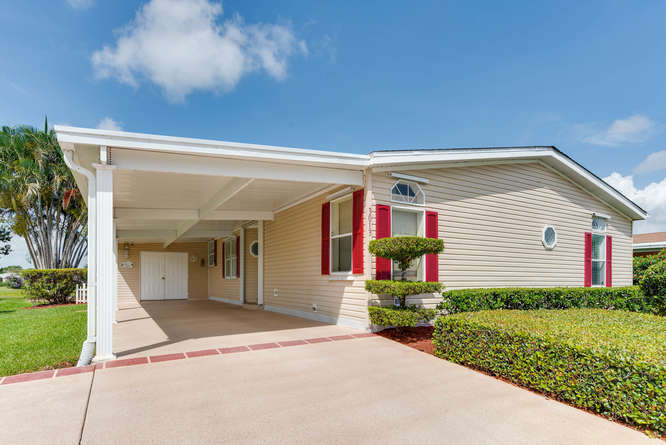 Just Listed: Beautiful Lakefront Home in Port St Lucie header image.