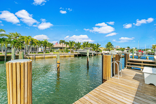 Seasonal Waterfront Rental Available! header image.