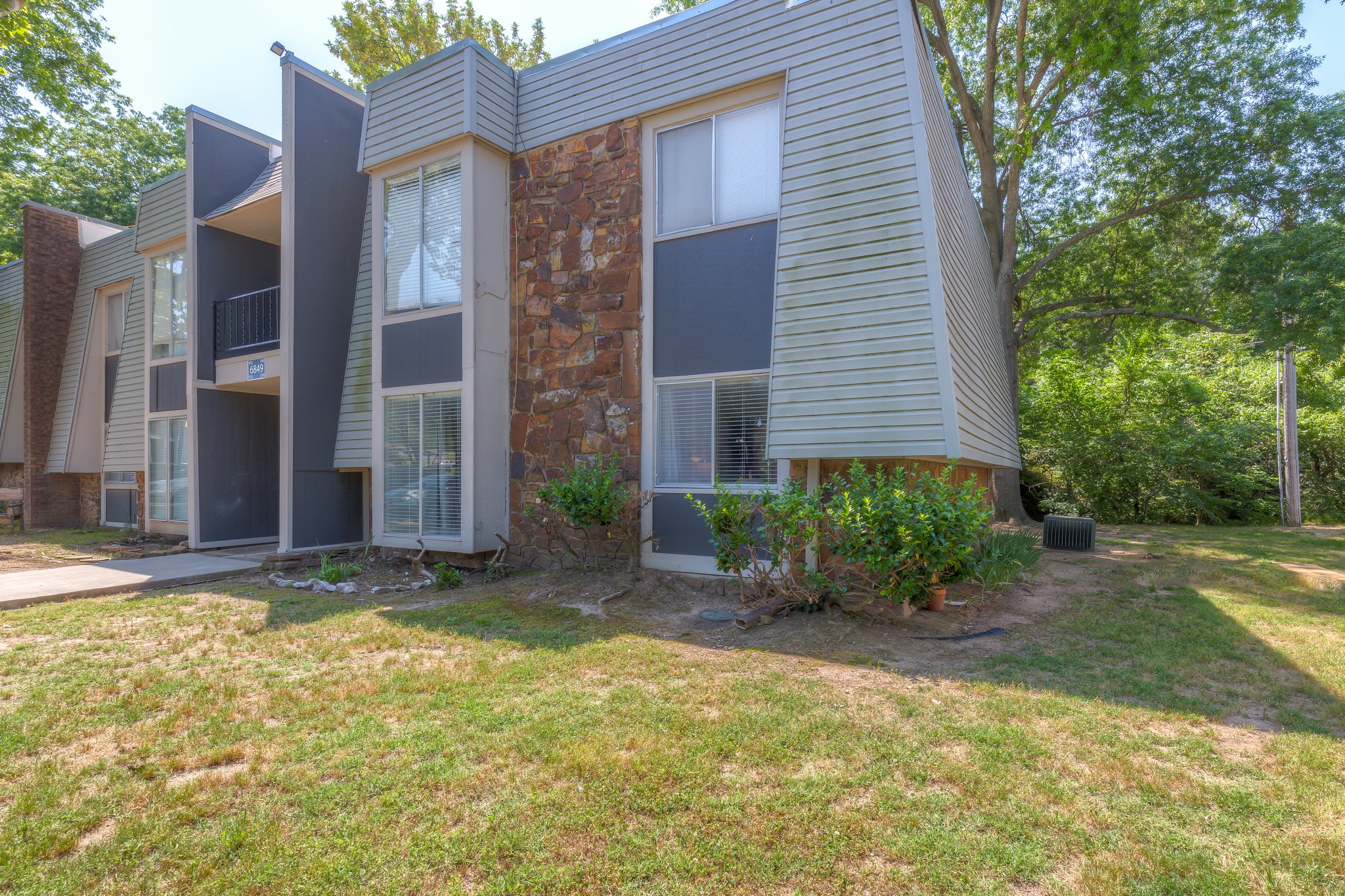 SUPER CUTE GROUND FLOOR CONDO! | Tulsa Real Estate header image.