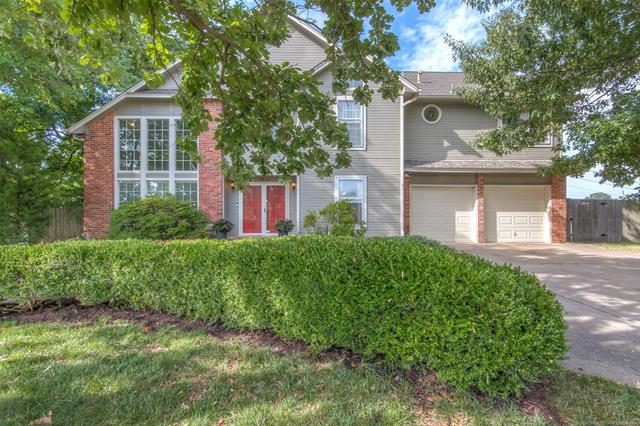 BACK YARD OASIS - THE WOLEK GROUP | TULSA REAL ESTATE header image.