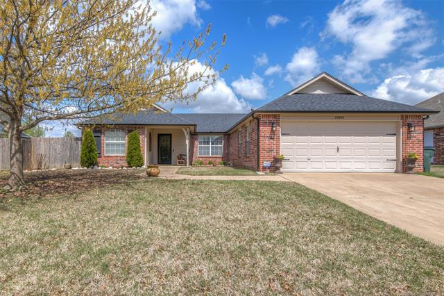 PRISTINE ONE-LEVEL - THE WOLEK GROUP | TULSA REALTOR header image.