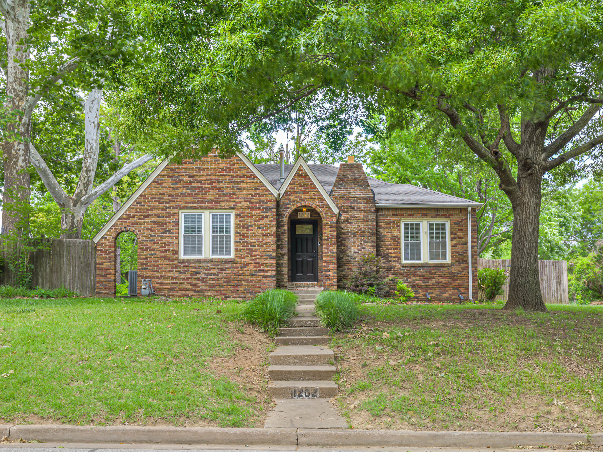 Charming Midtown Residence | Tulsa Real Estate header image.