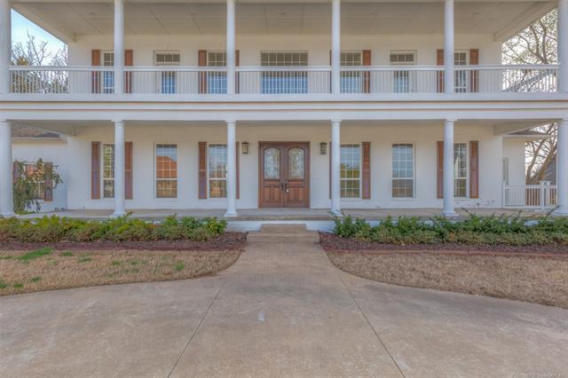 STATELY & STUNNING EXECUTIVE HOME - THE WOLEK GROUP | TULSA REALTOR header image.