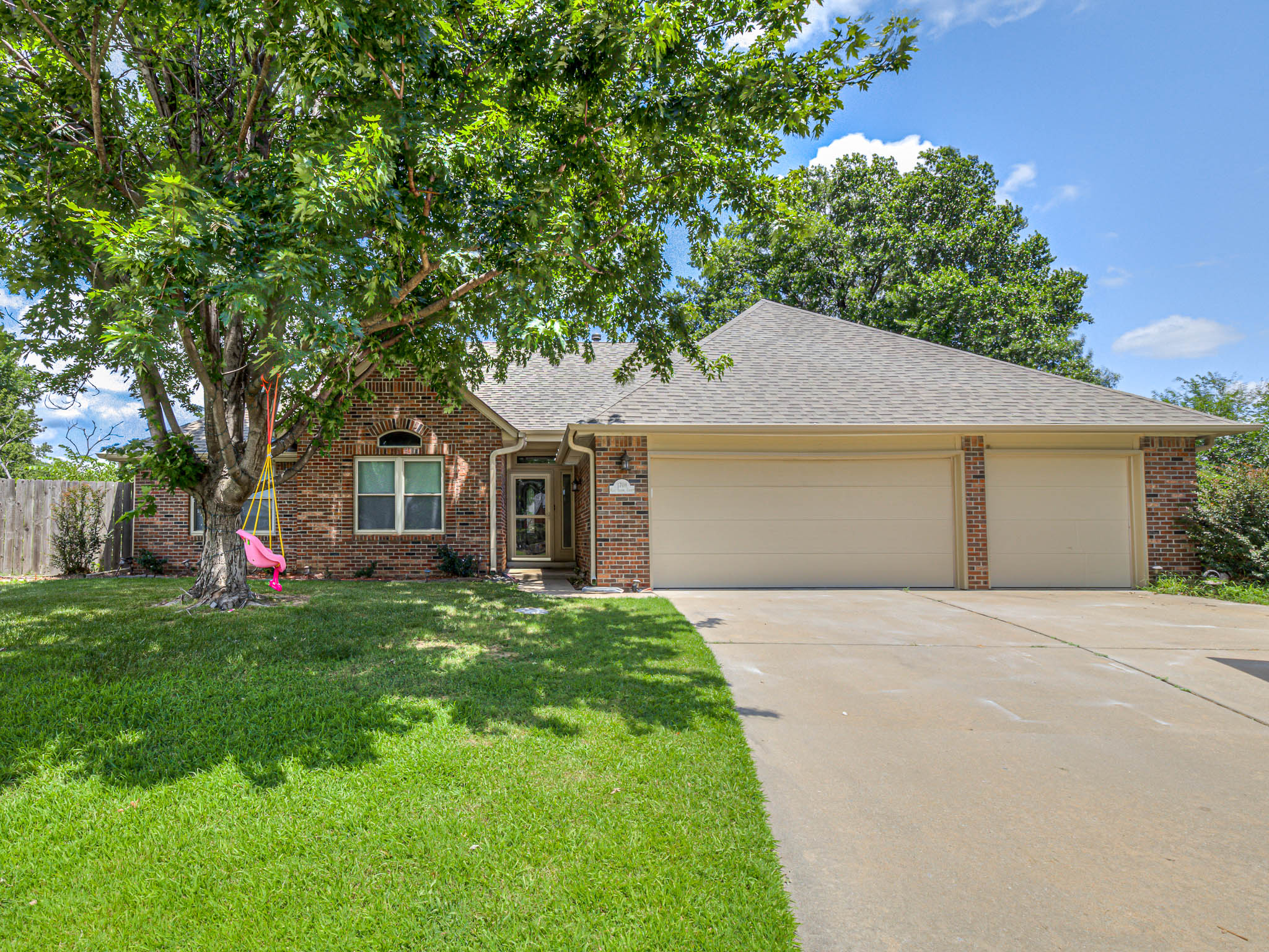 STYLISHLY UPDATED! | Tulsa Real Estate header image.