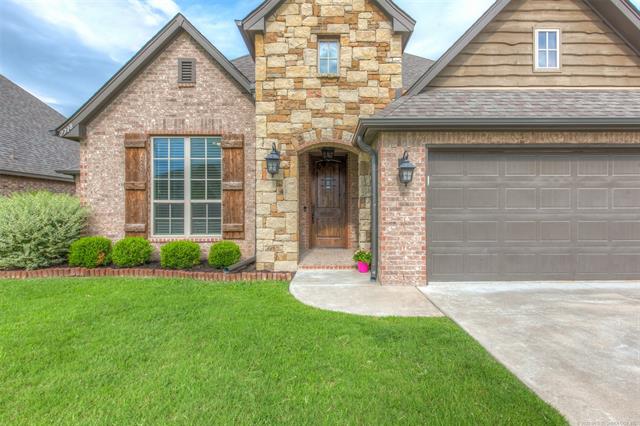 STUNNING one-level custom home - THE WOLEK GROUP | TULSA REAL ESTATE header image.