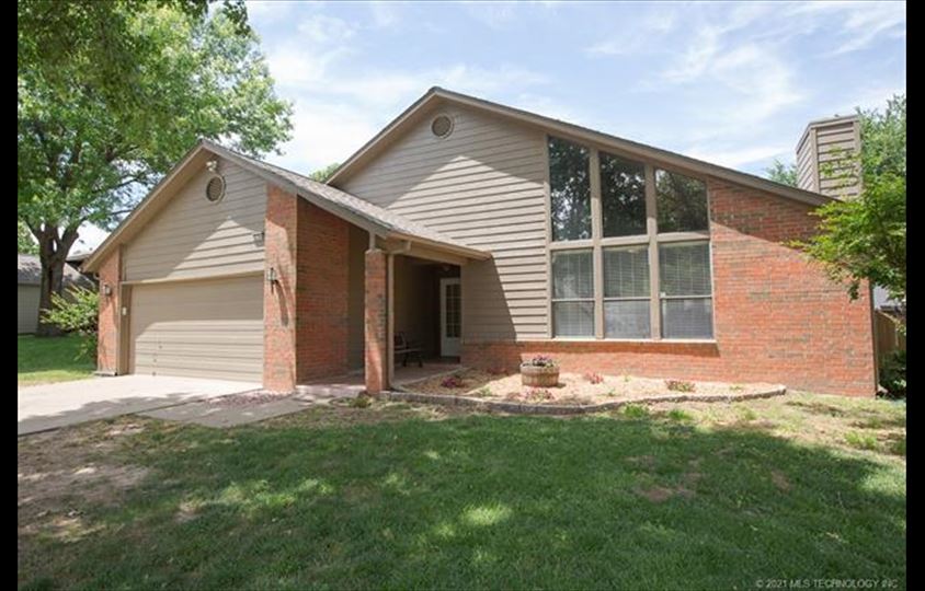 Modern and updated home with fantastic outdoor living! The Wolek Group | Tulsa Realtor header image.