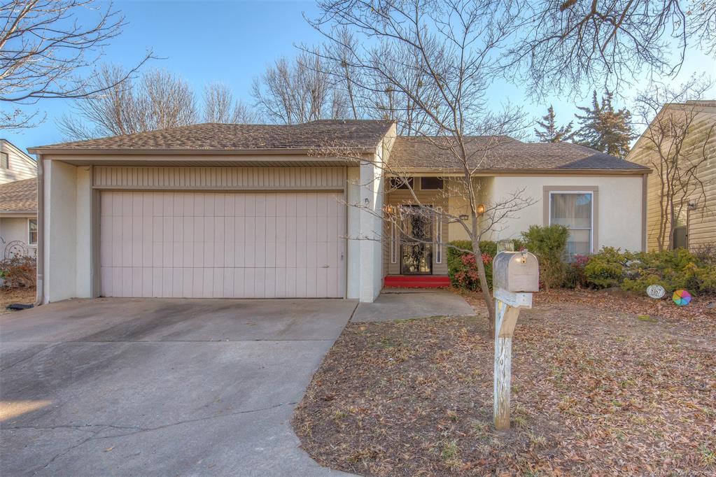 One-level, flexible floor plan in desirable Jenks Schools! The Wolek Group | Tulsa Realtor header image.