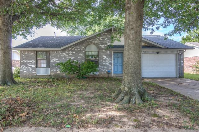 Refreshed & MOVE-IN READY! - THE WOLEK GROUP | TULSA REAL ESTATE header image.