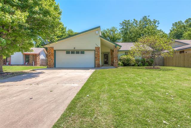 UPDATED gem with flexible floor plan! - THE WOLEK GROUP | TULSA REALTOR header image.