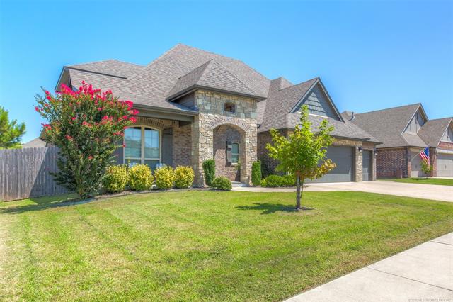 OUTSTANDING FLOOR PLAN! - THE WOLEK GROUP | TULSA REAL ESTATE header image.