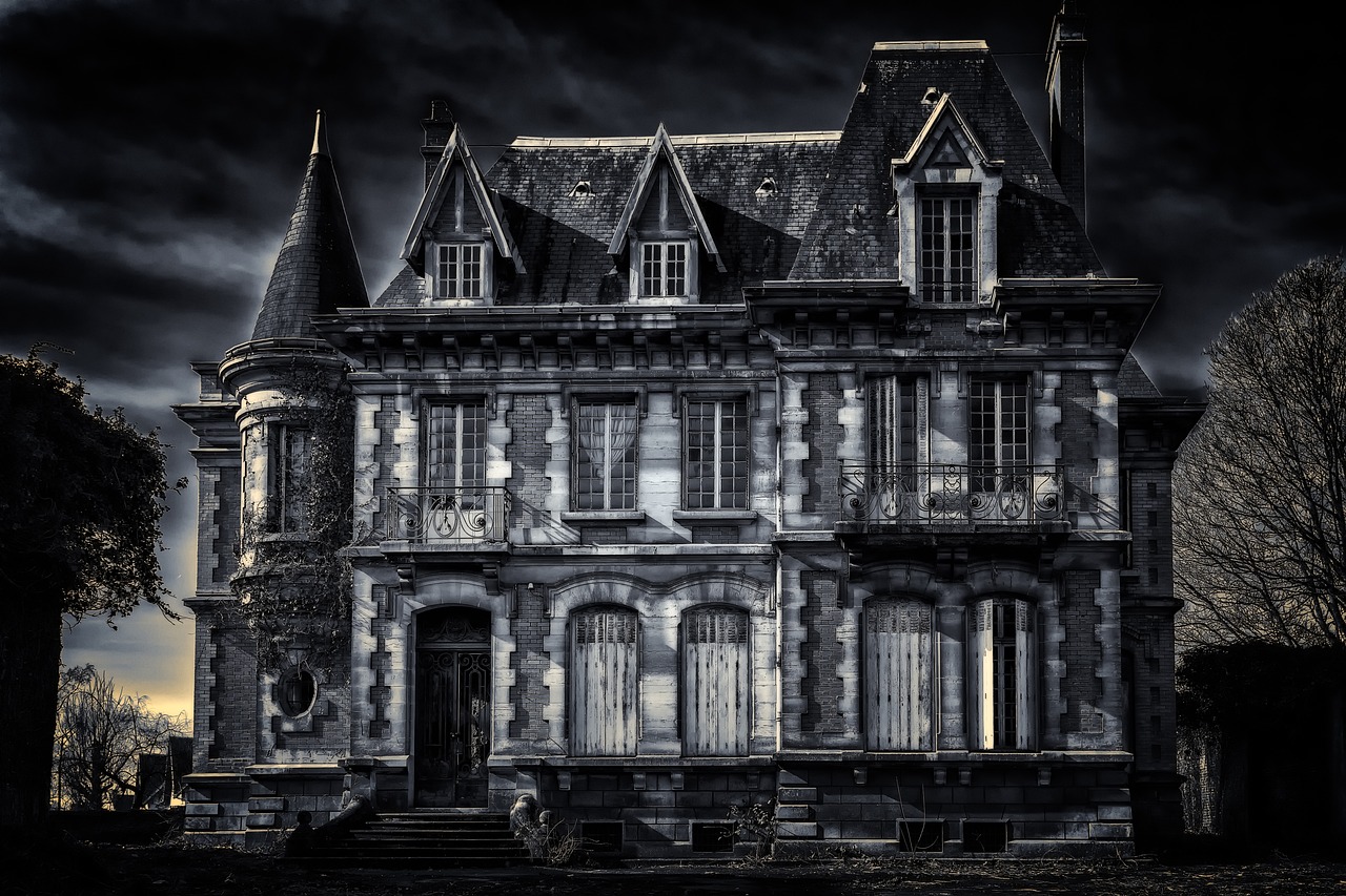 Spooktacular Haunted Houses in Austin to Check Out this Fall! header image.