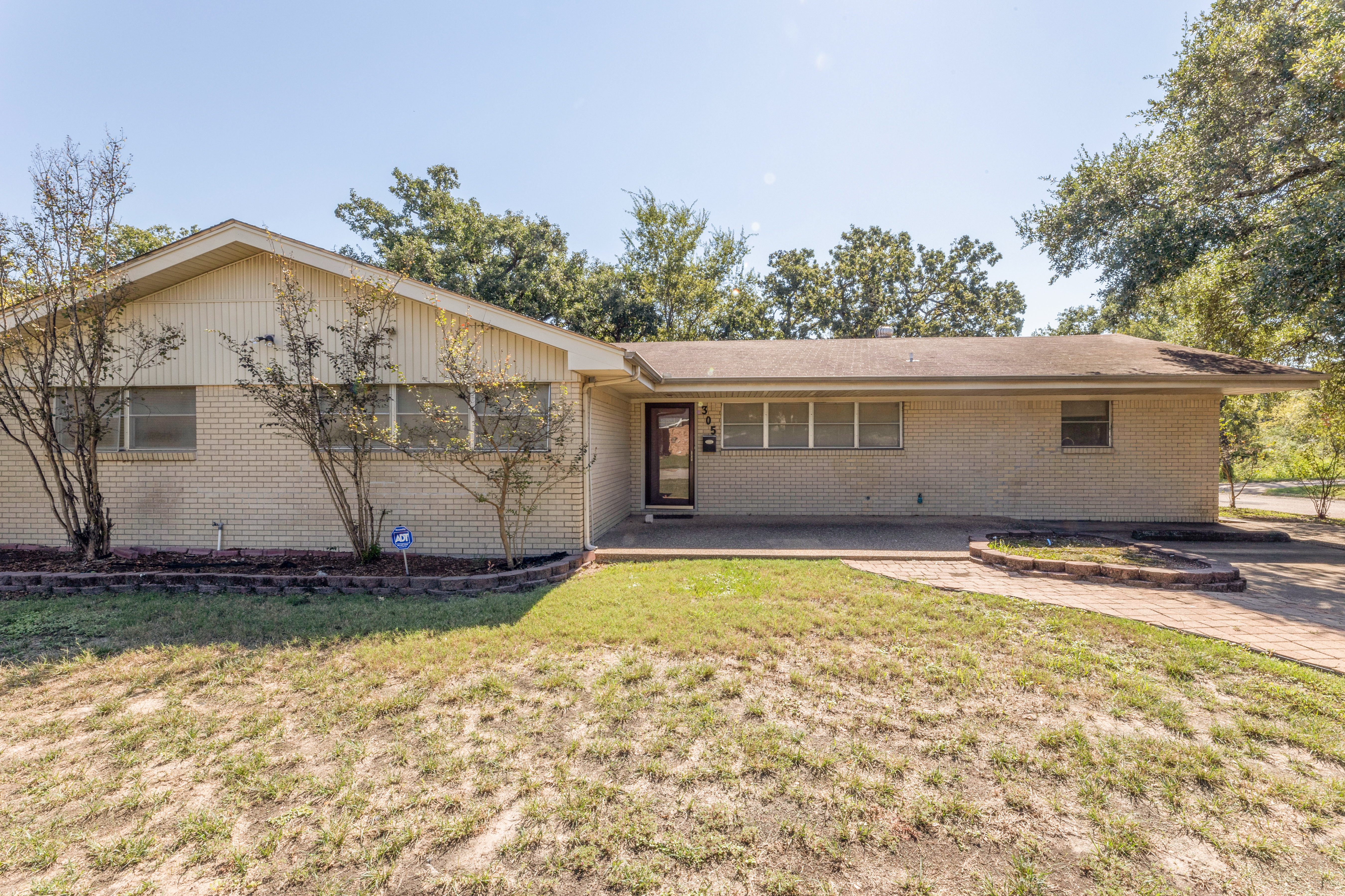 Just Listed! 305 W. Brookside header image.