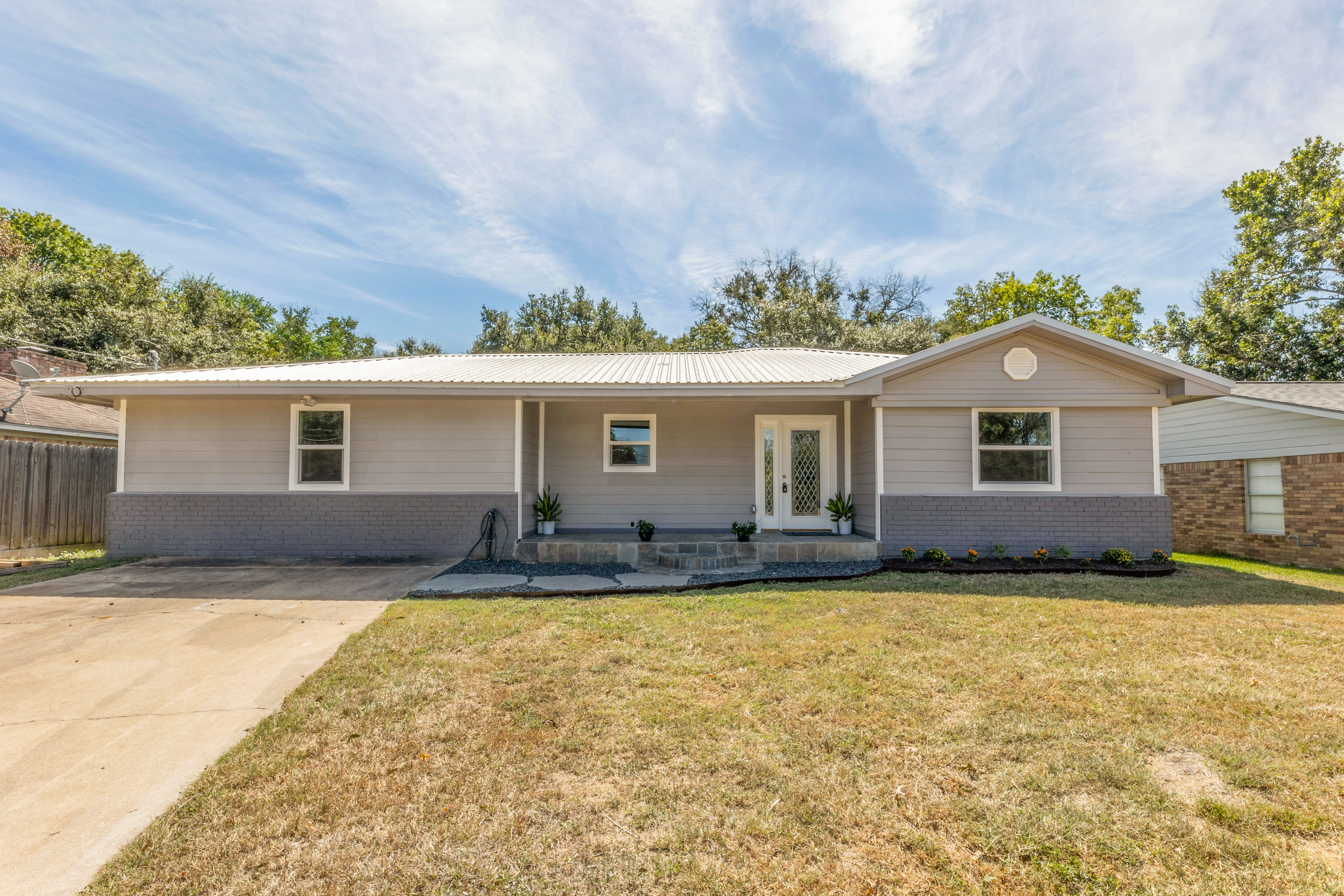 Just Listed! 908 Ben Drive header image.