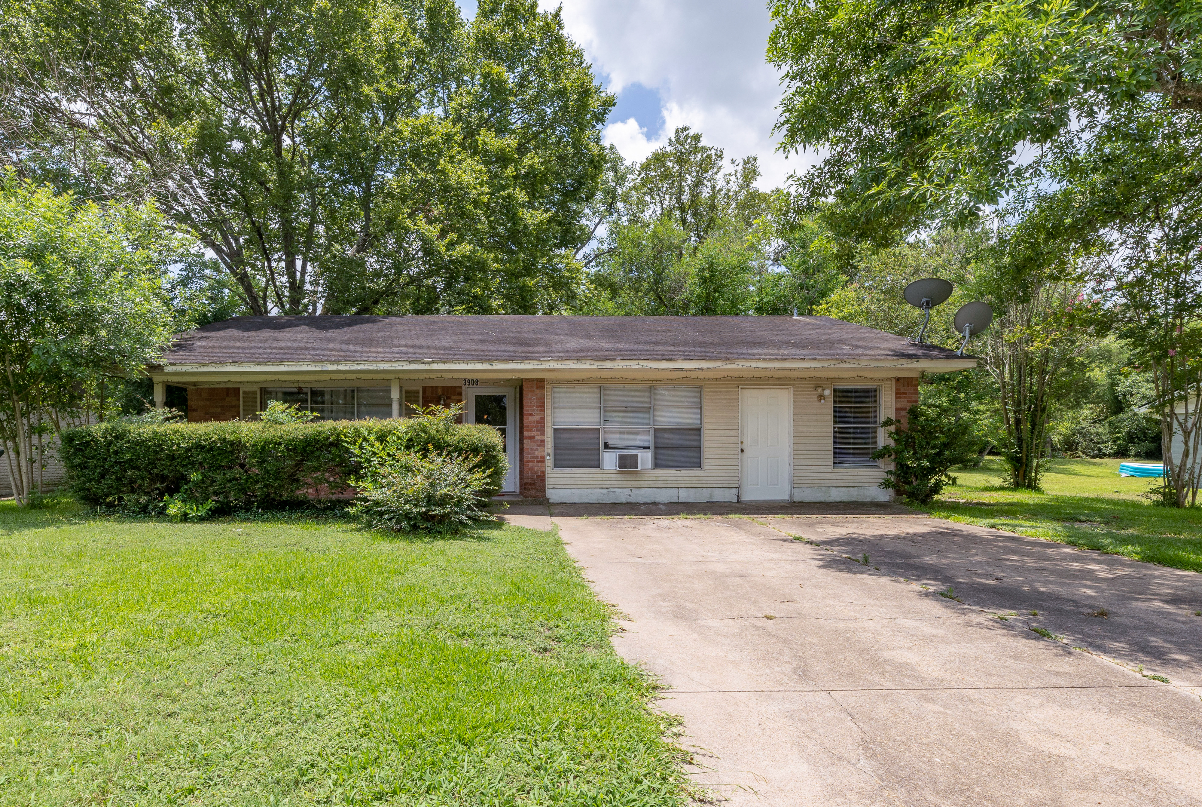 Just Listed! 3908 Windowmere Street header image.