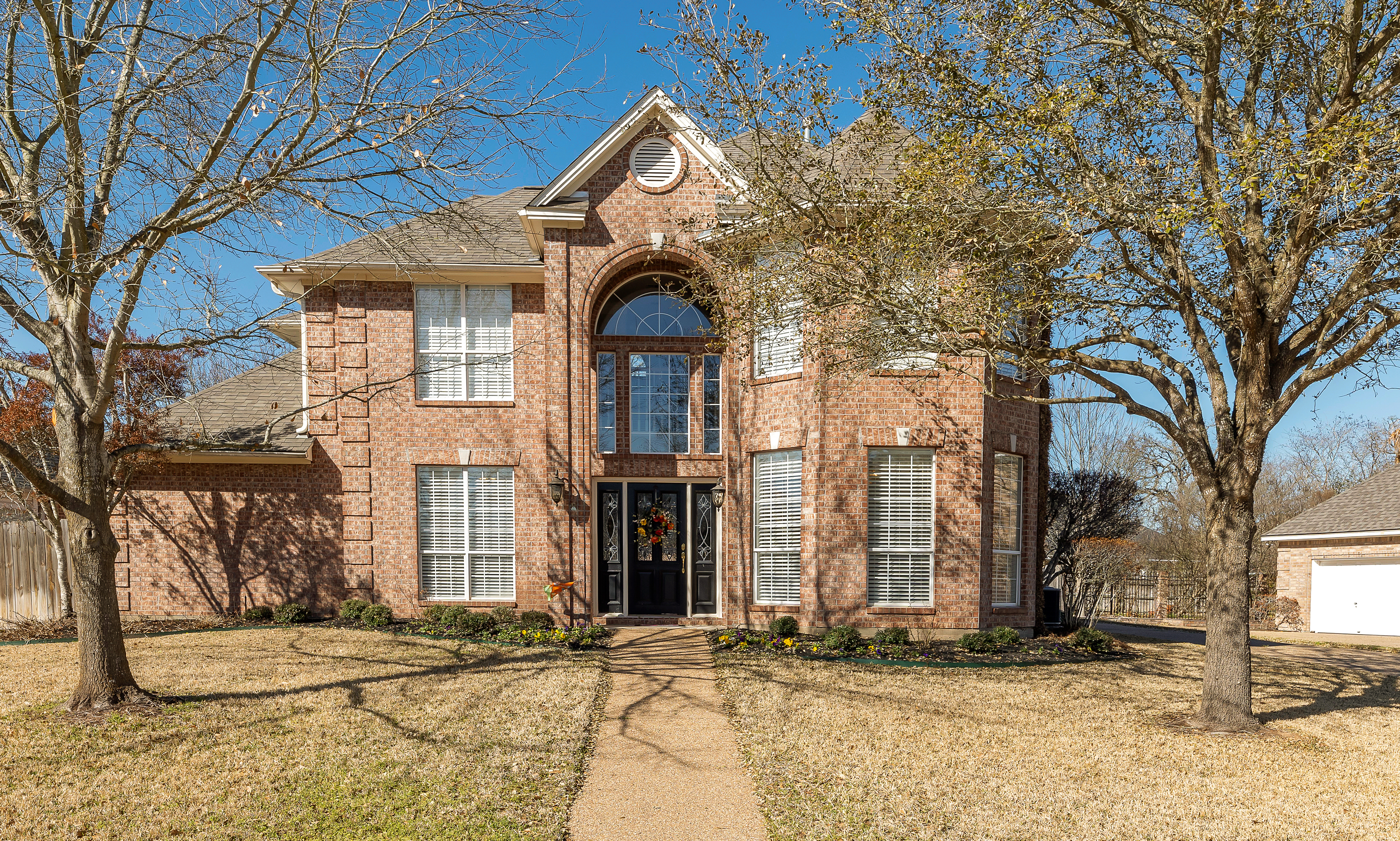 Just Listed! 725 Royal Adelade header image.