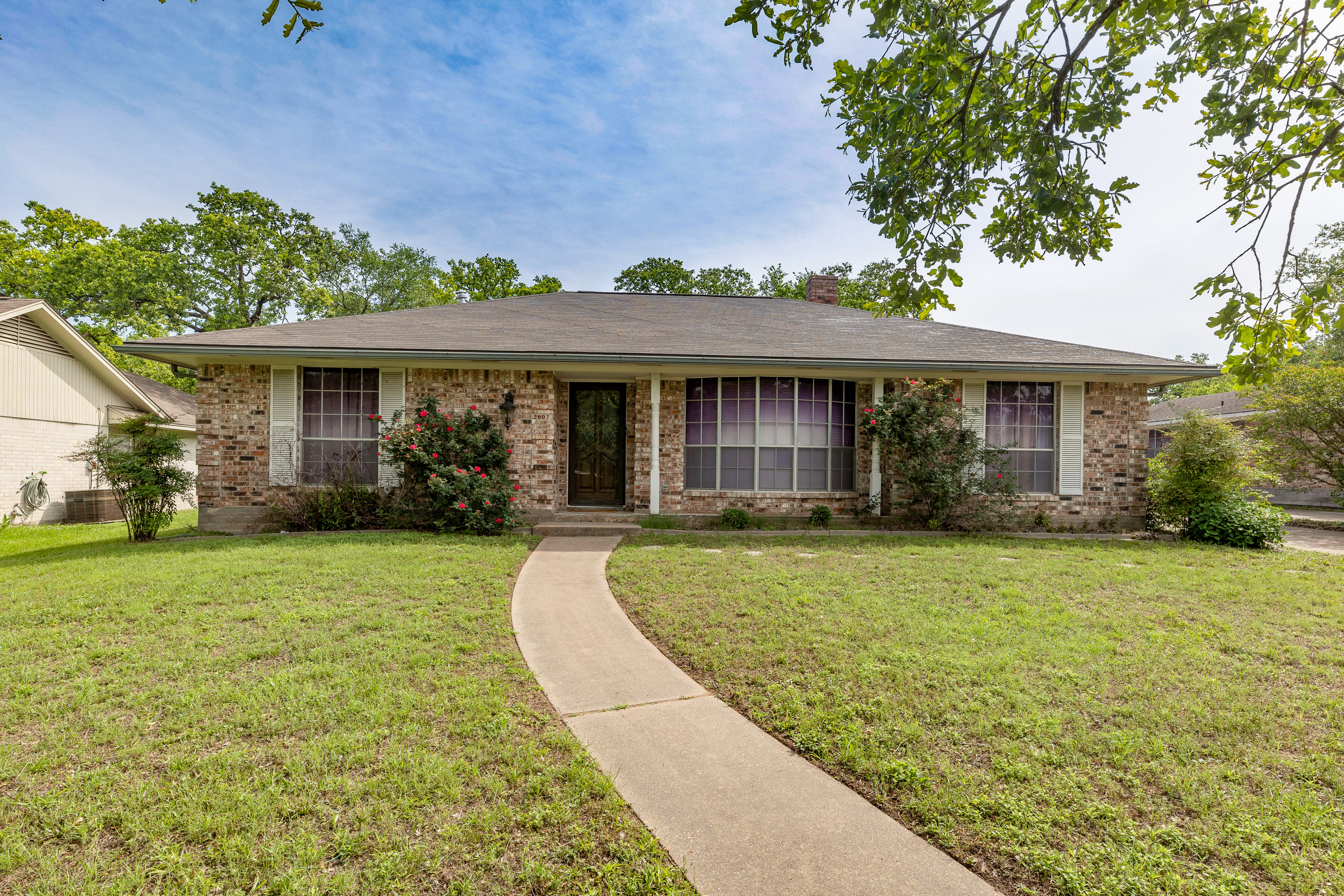 Just Listed! 2007 Southwood Drive header image.