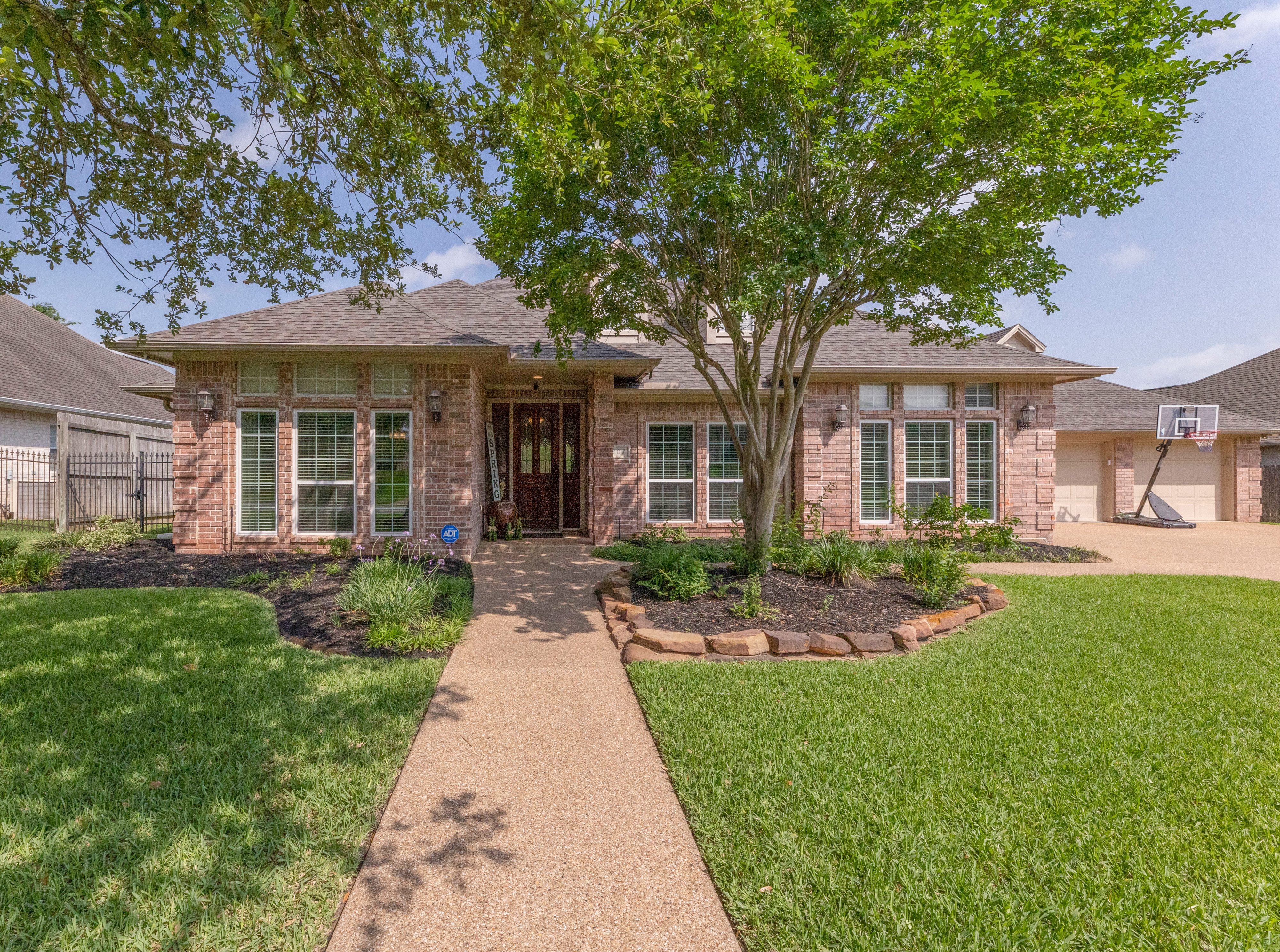 Just Listed! 207 Cecilia Ct header image.