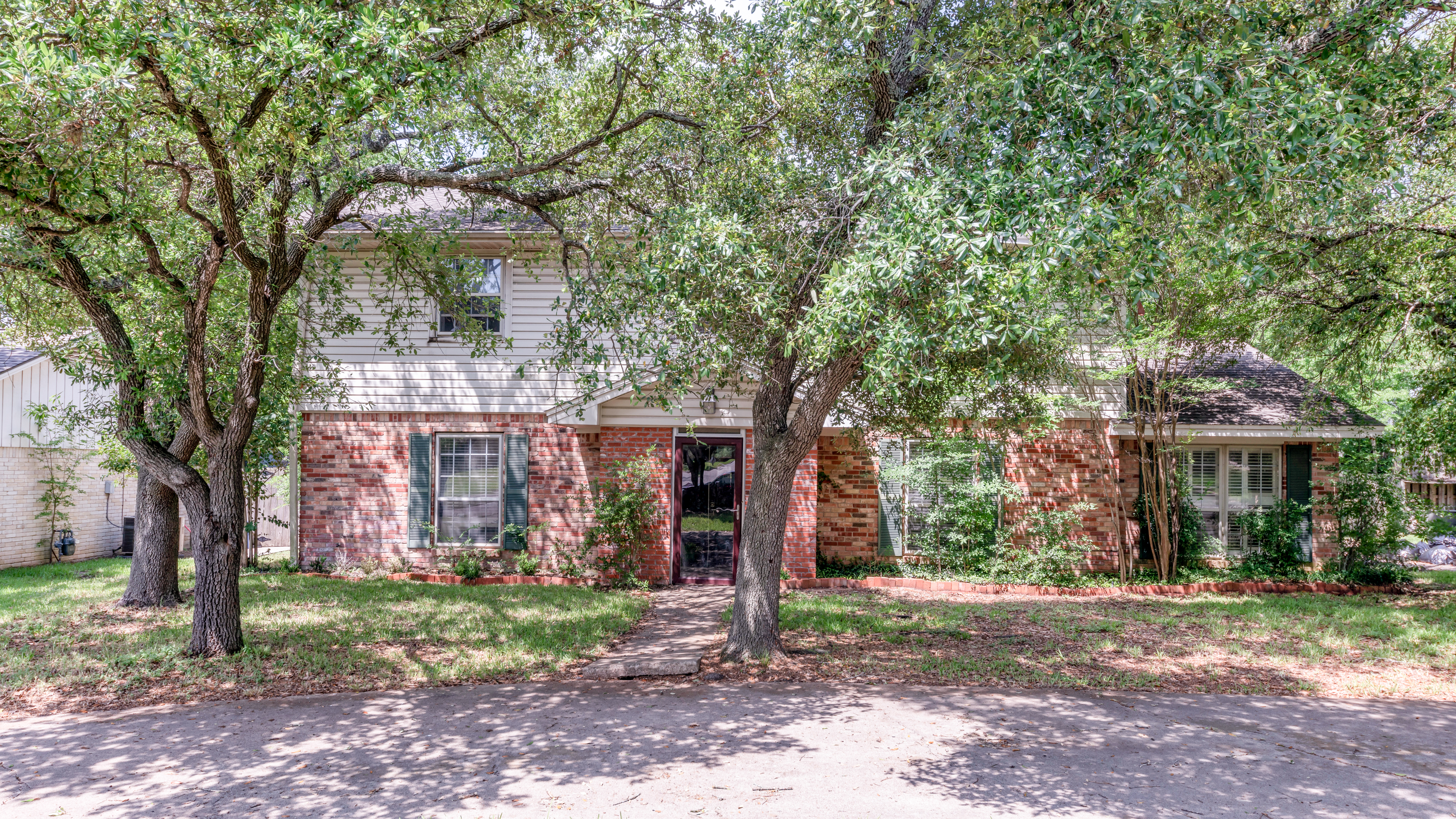 Just Listed! 3706 Oak Ridge Dr header image.