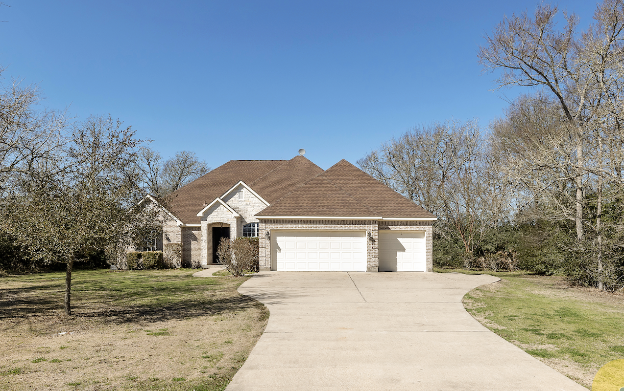 Just Listed! 4992 Drake Dr header image.