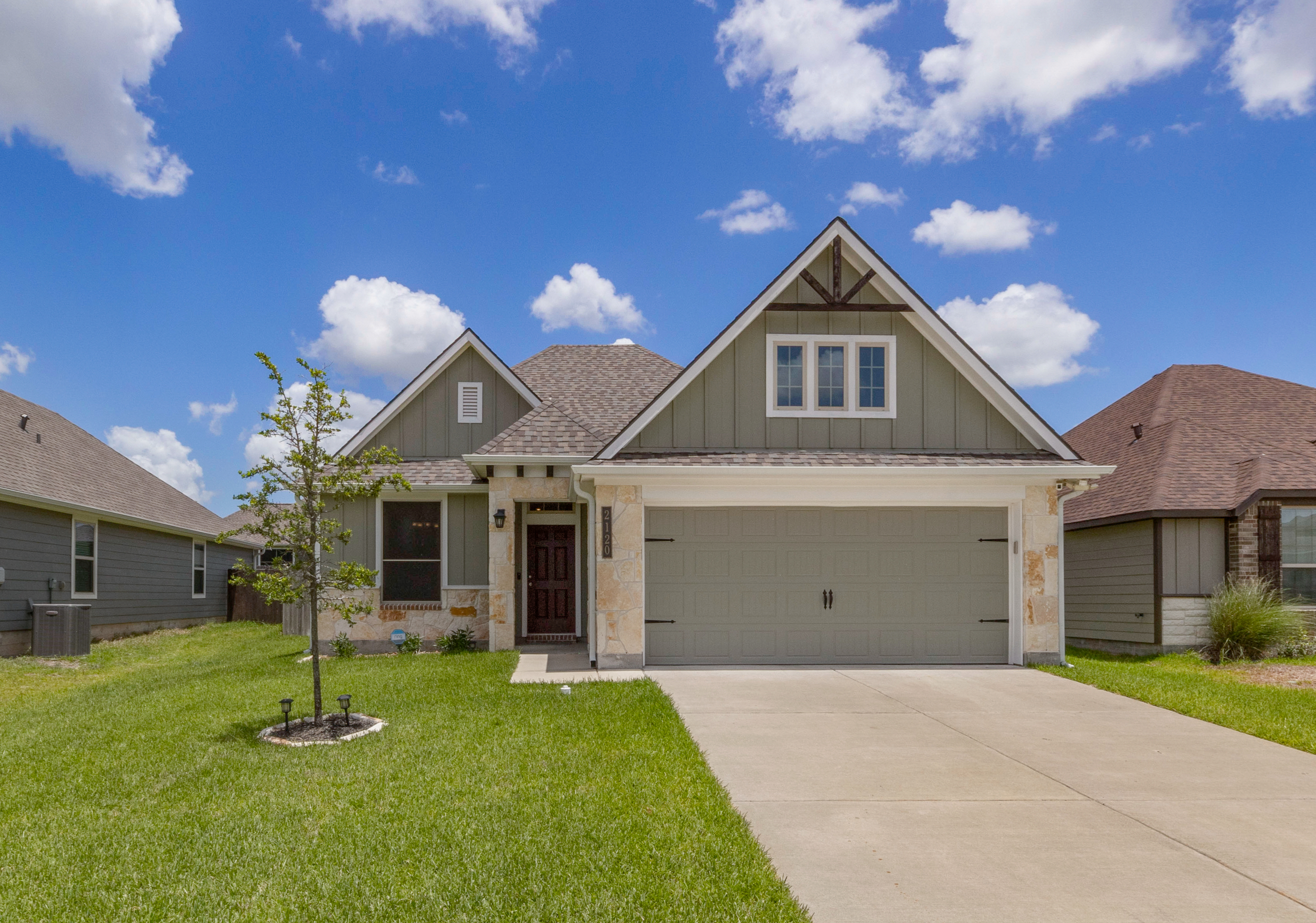 Just Listed! 2120 Markley Dr header image.