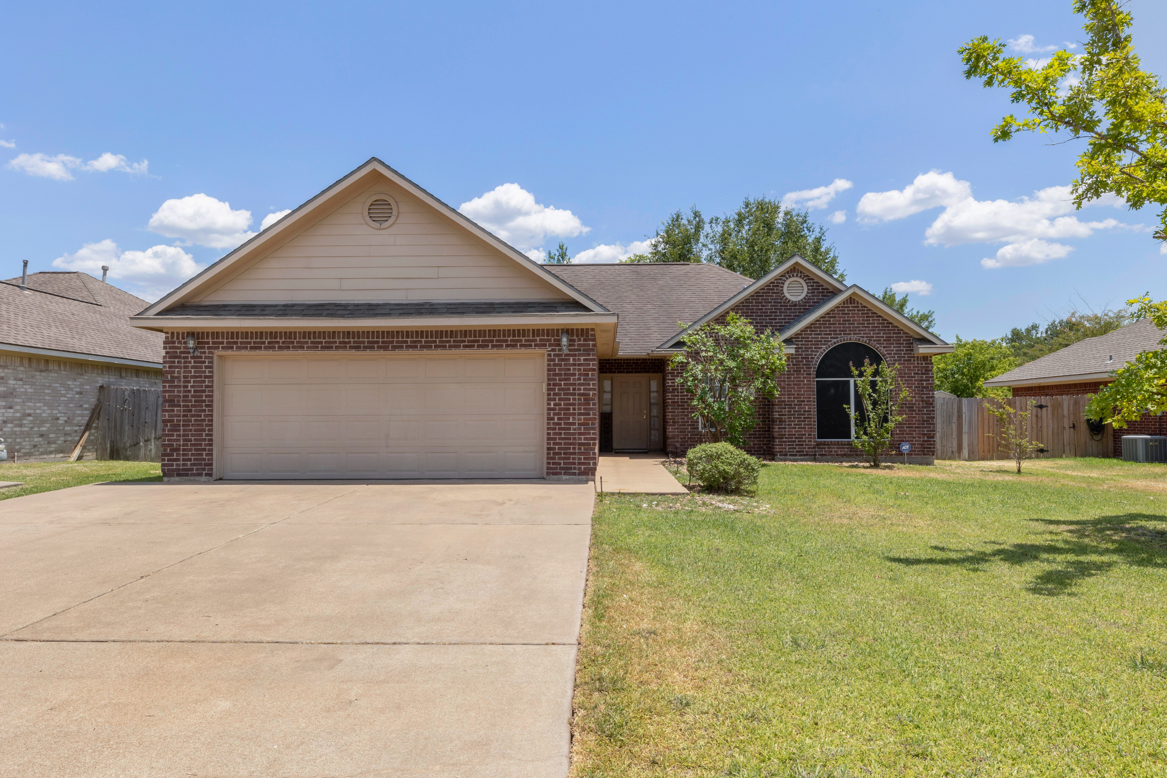 Just Listed! 302 Pronghorn Loop header image.