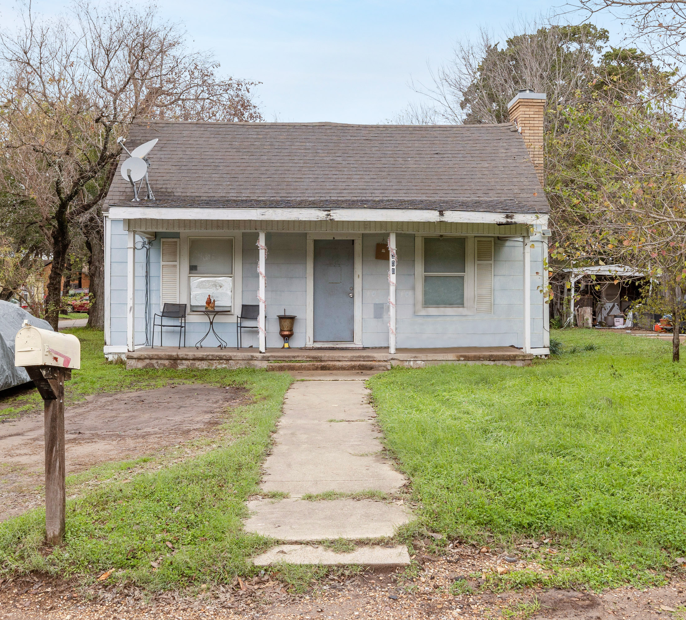 Just Listed! 208 W Duncan St header image.