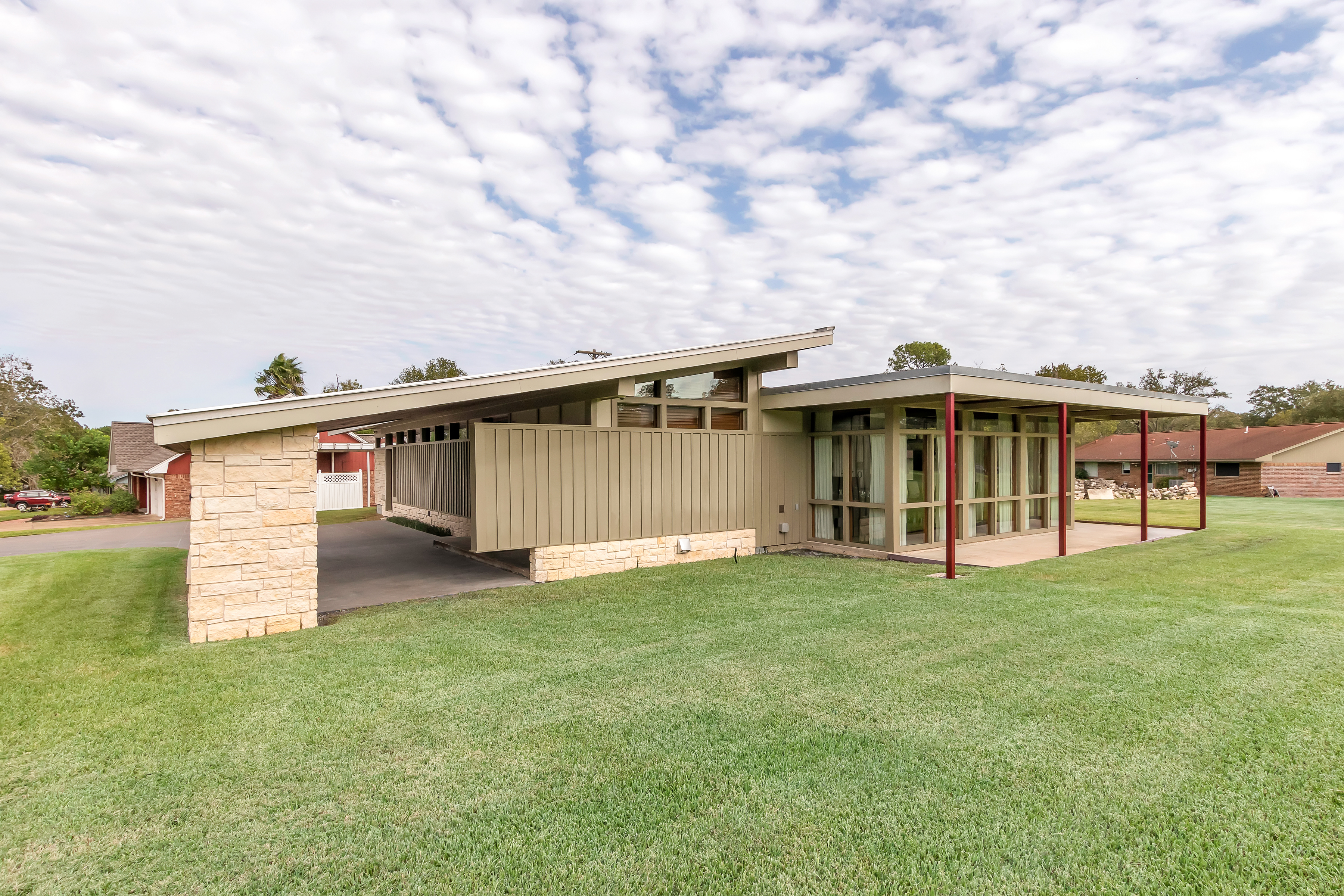 Just Listed! 801 Tanglewood Drive header image.