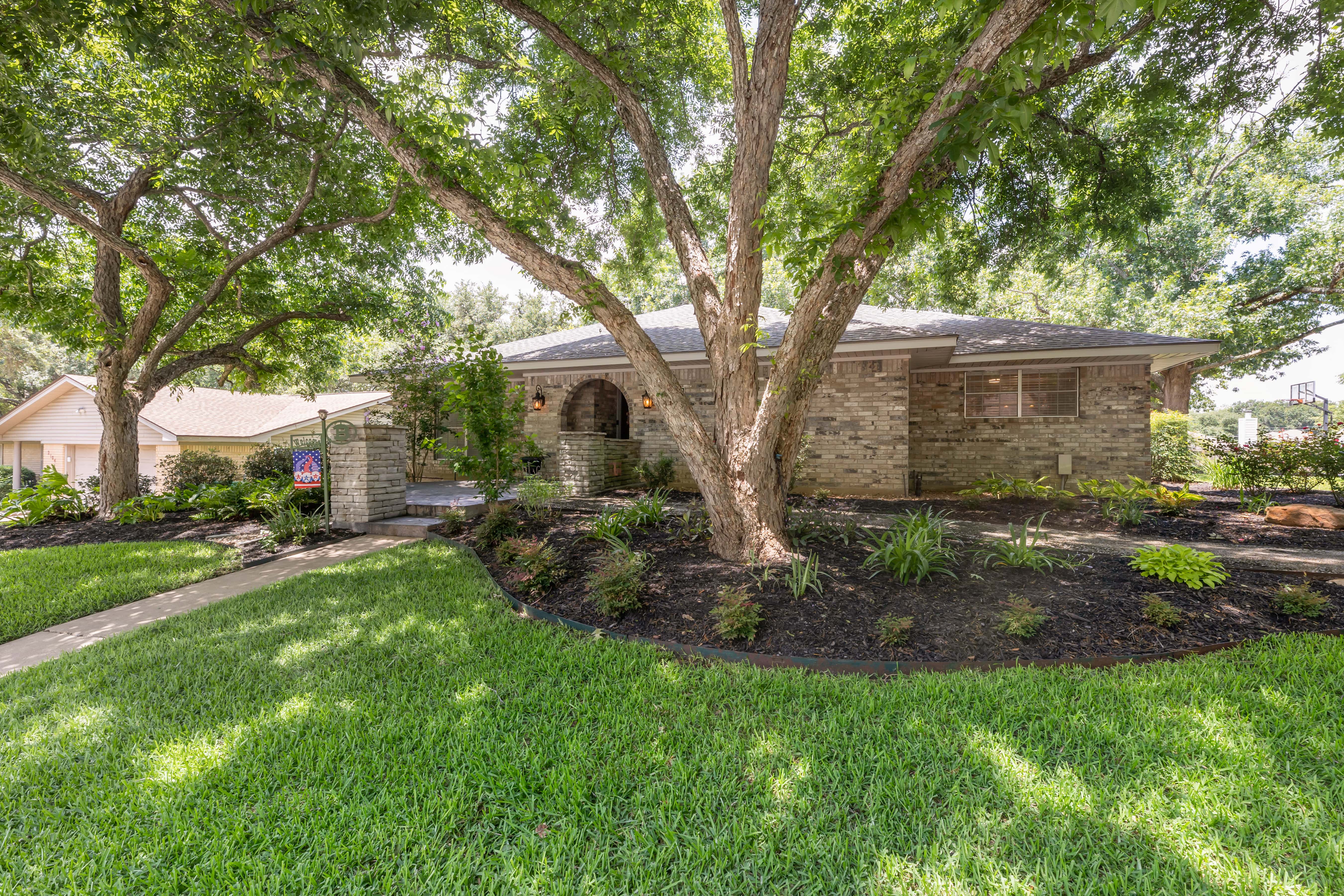 Just Listed! 2102 Arlen Avenue header image.