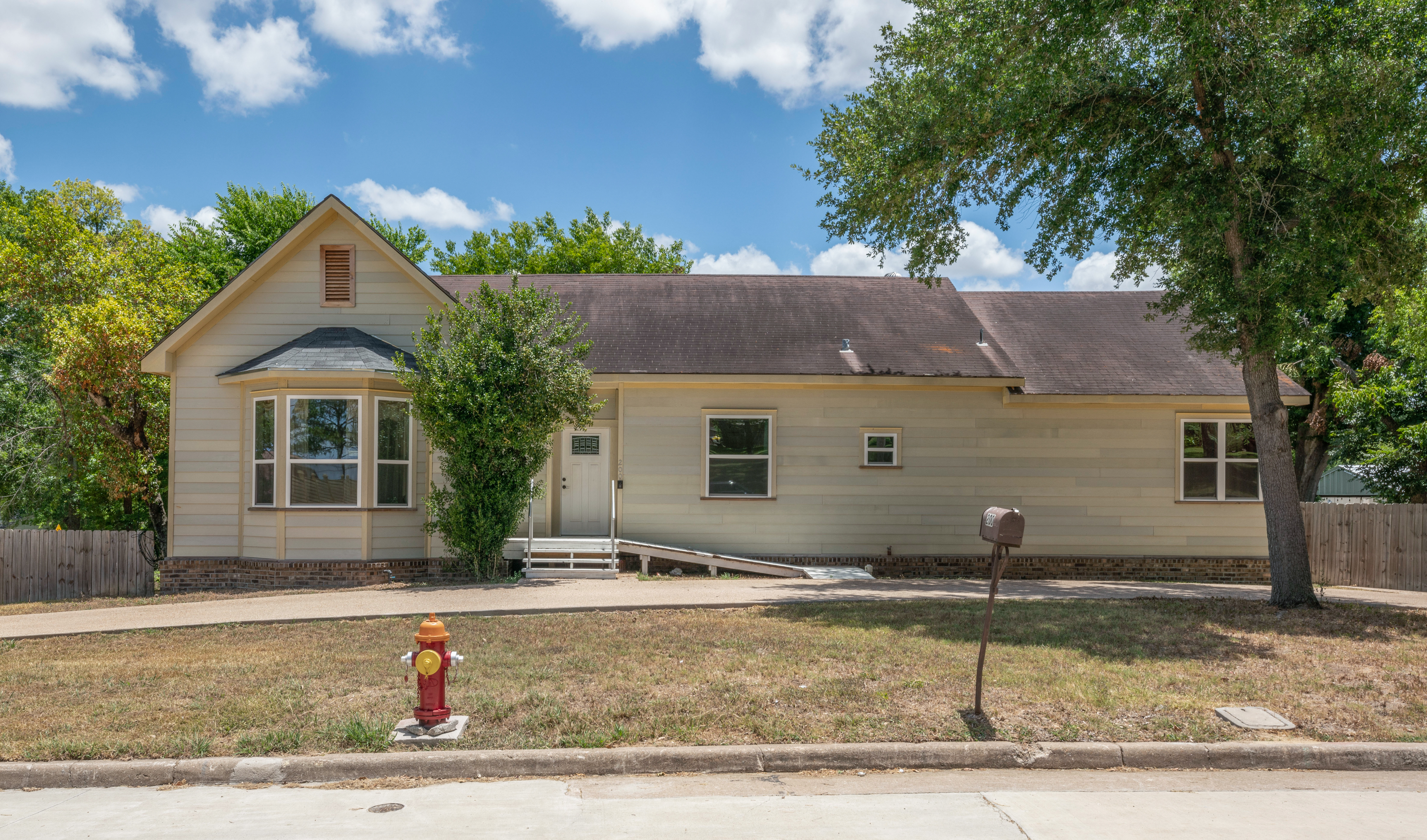 Just Listed! 200 Mulberry St header image.