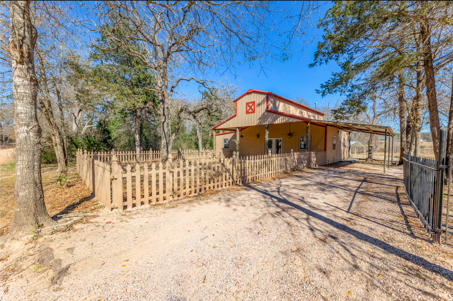 Just Listed! 918 Lakeview Drive header image.