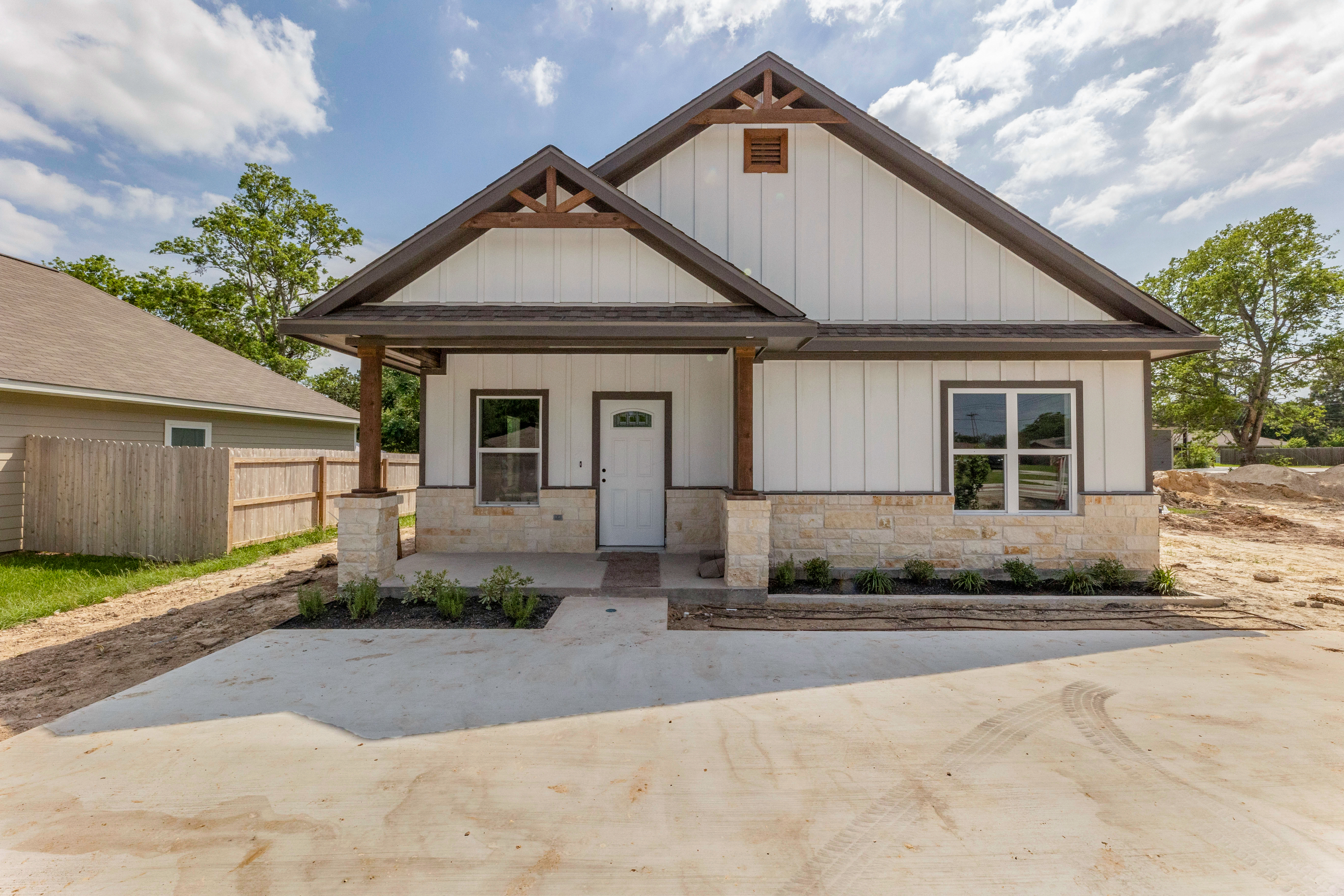 Just Listed! 4228 Old Hearne Rd header image.