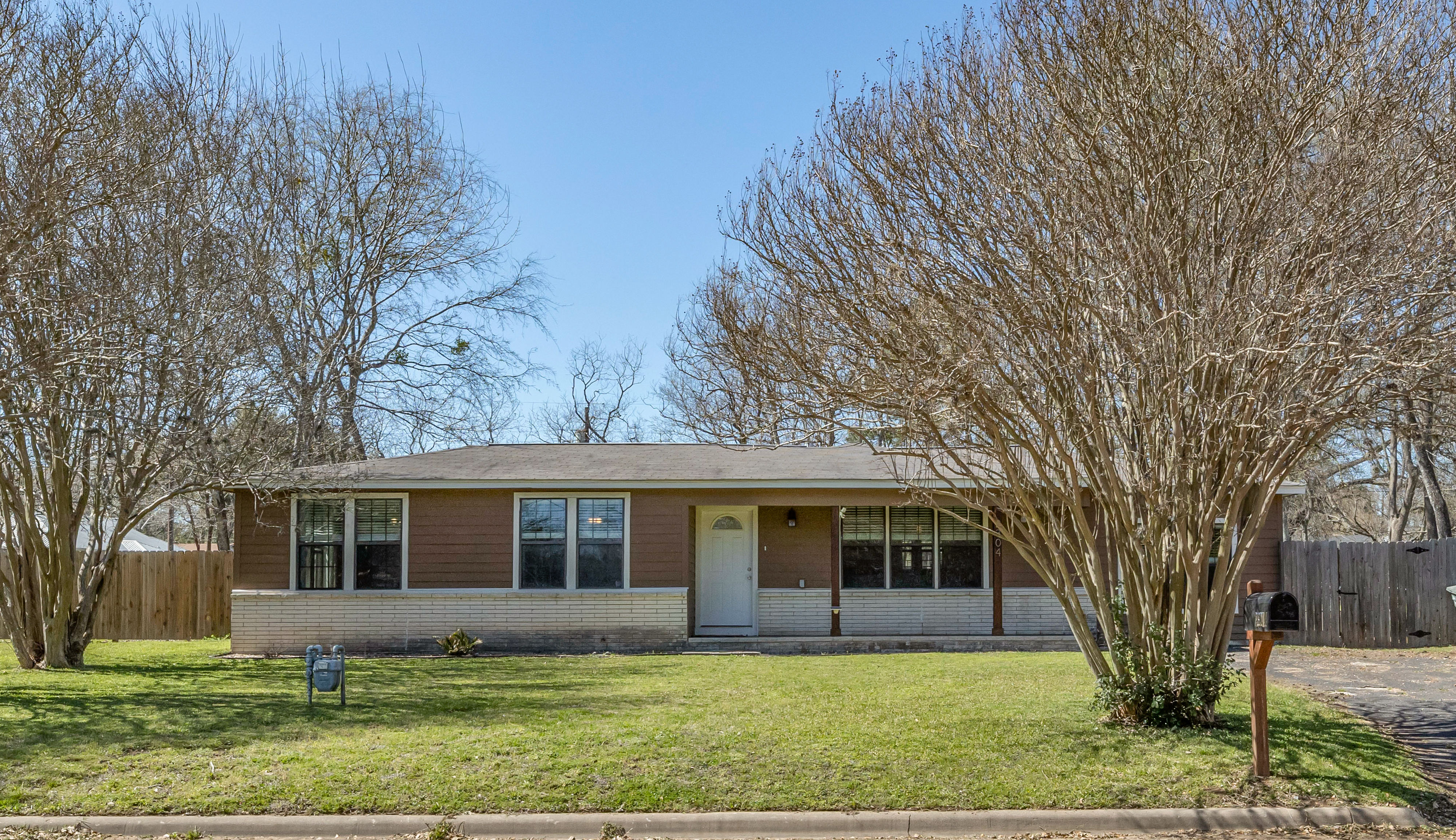 Just Listed! 2304 Staunton Drive header image.