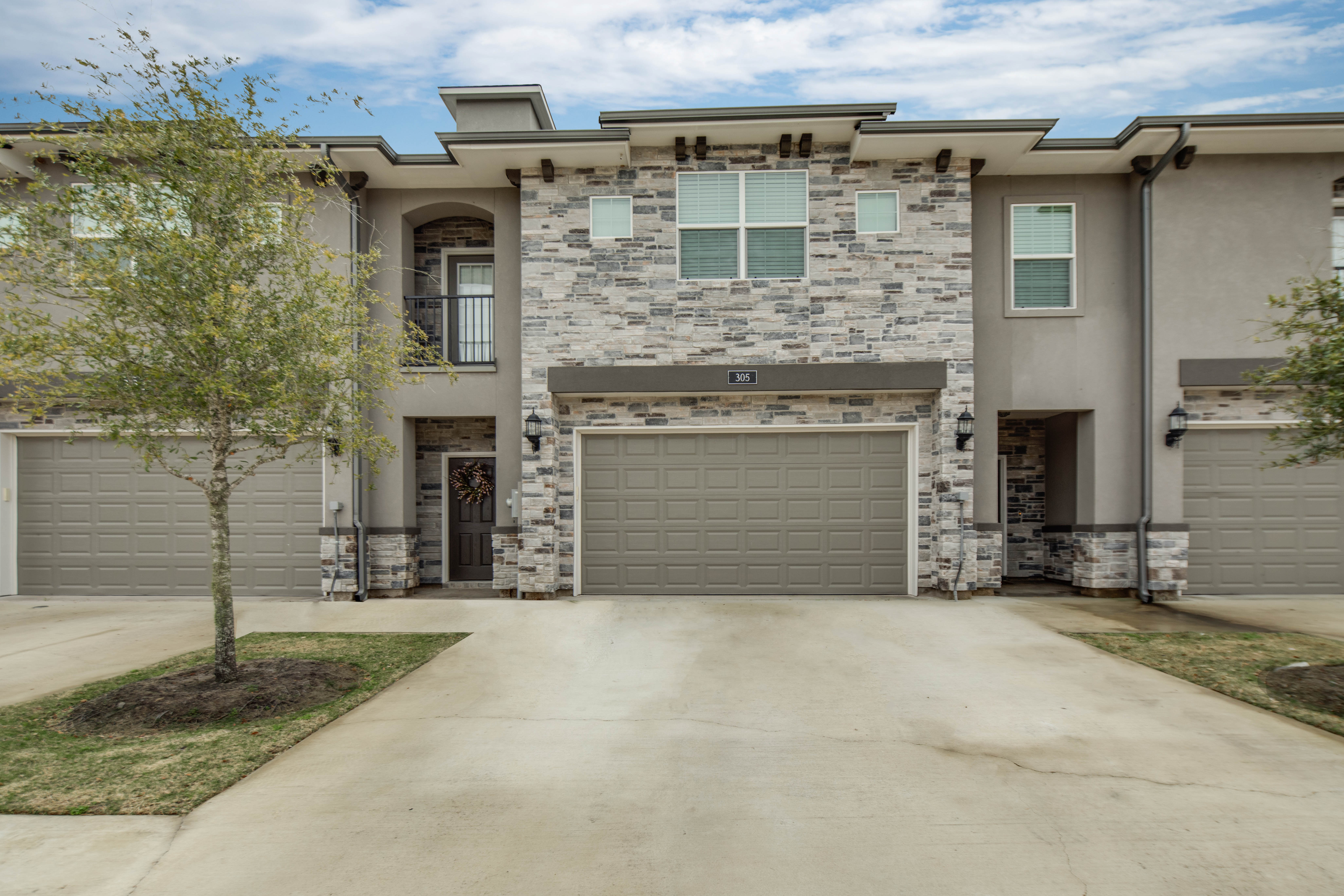 Just Sold! 305 Sageway header image.