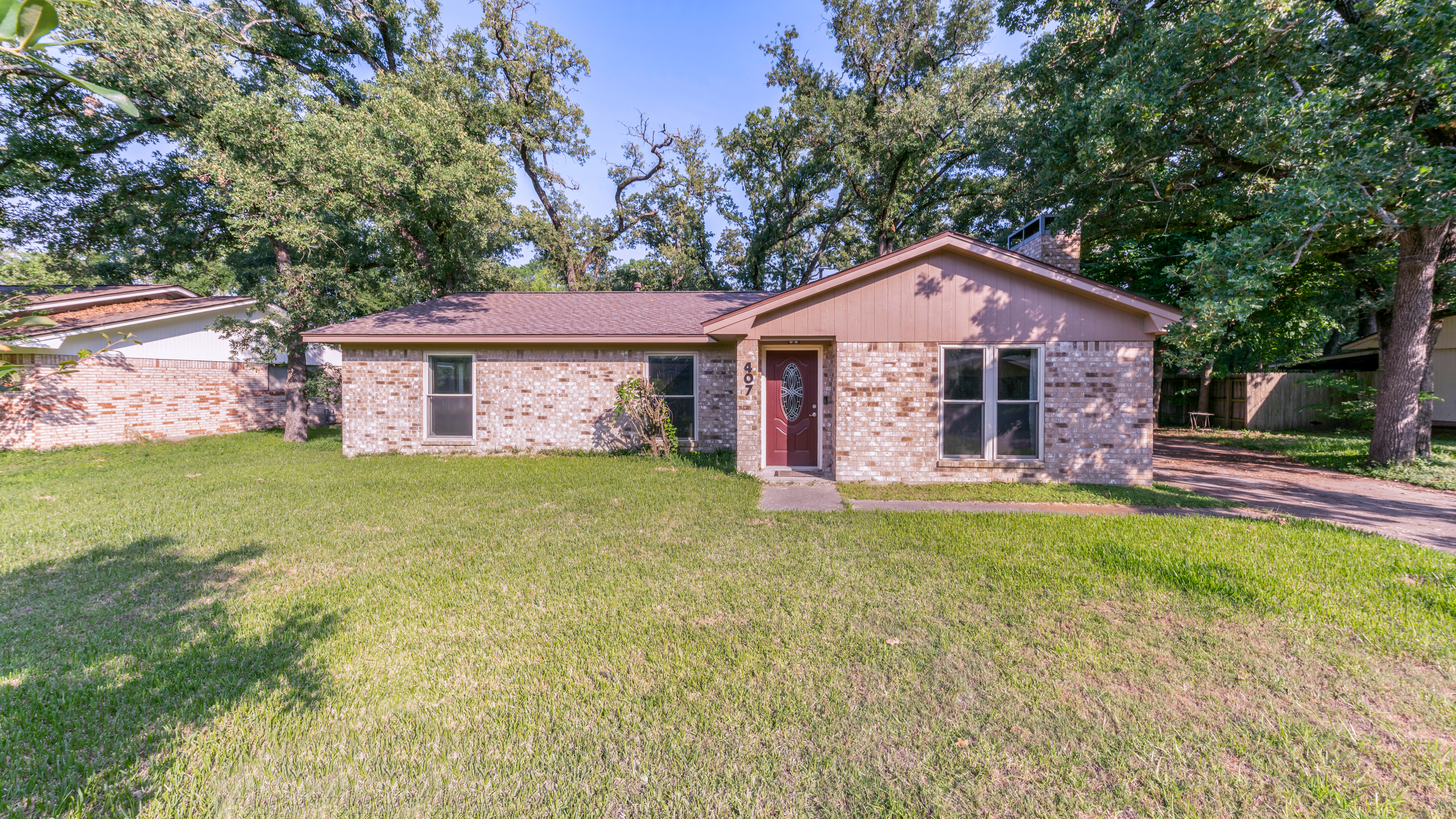 Just Listed! 407 Tee Drive header image.