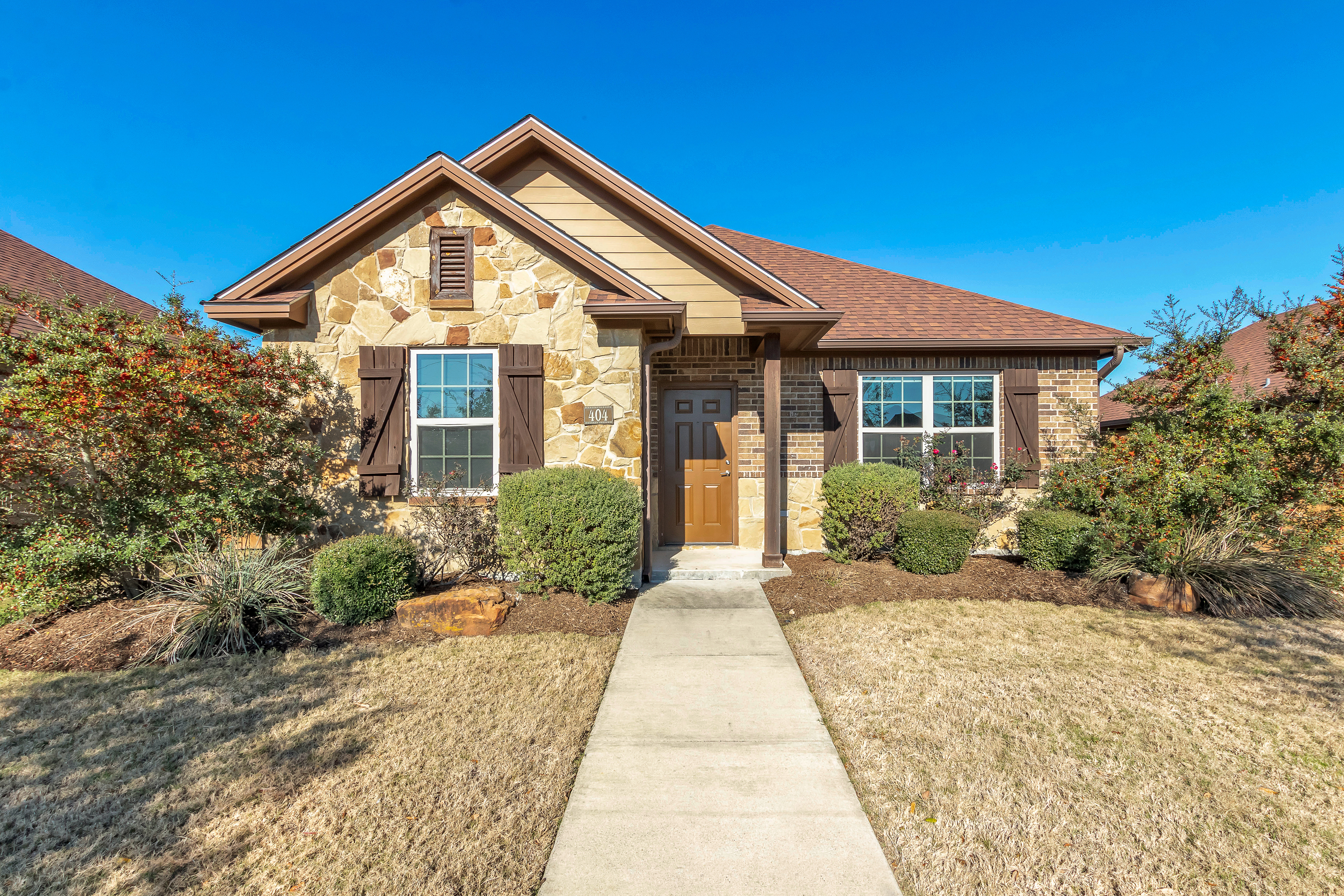 Just Sold! 404 Deacon Dr. W header image.