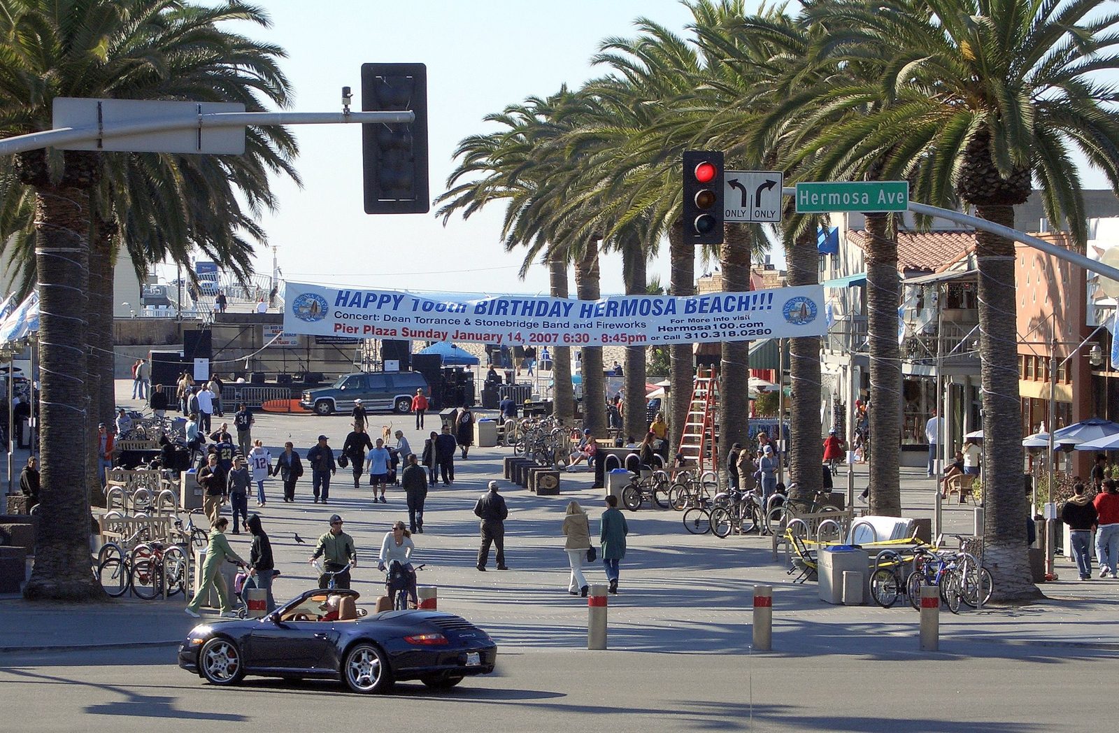 Pier Plaza, Hermosa Beach's car-free dining and nightlife strip